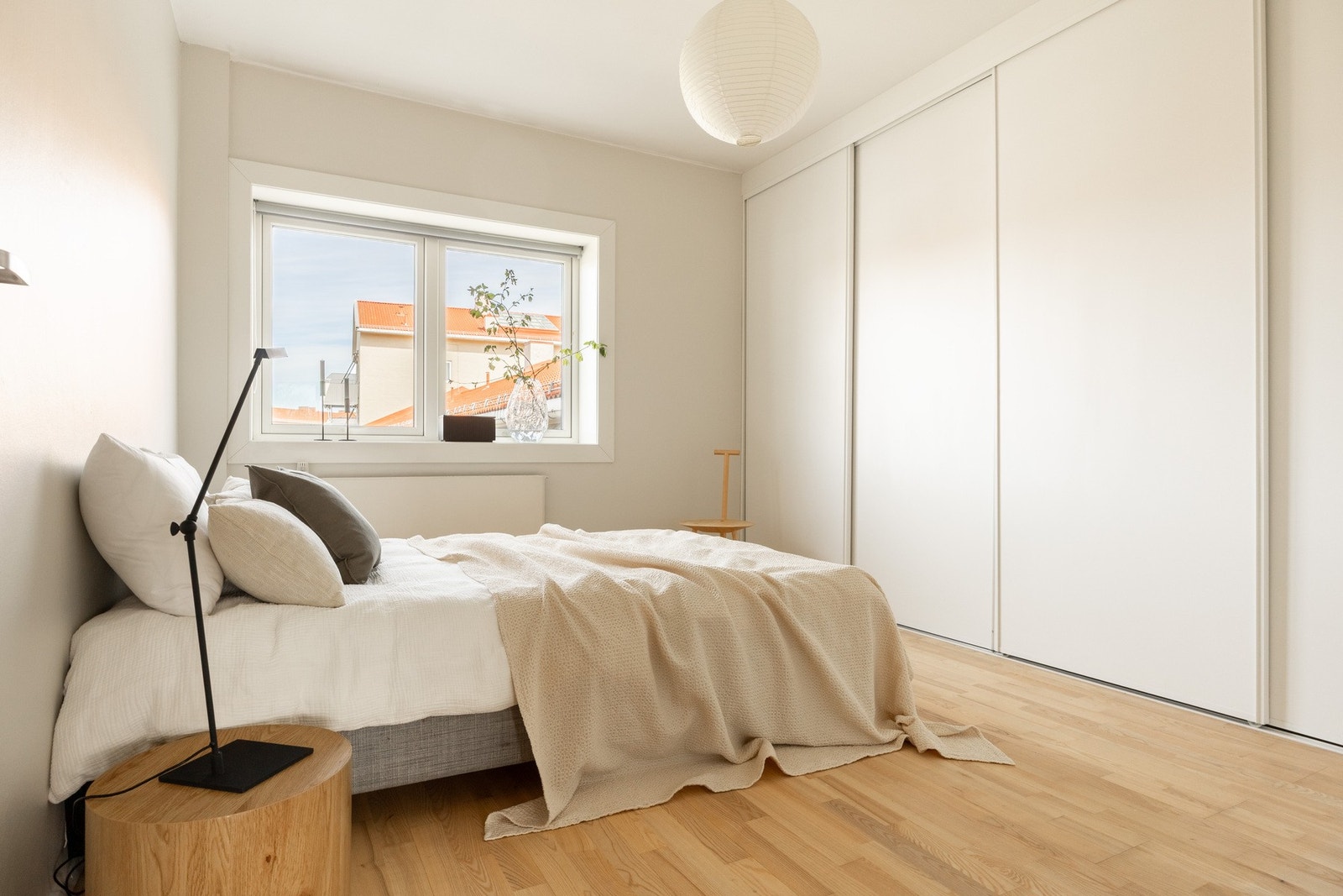 Innredet med stor garderobeløsning, hvor man har gode oppbevaringsmuligheter. Galleribilde