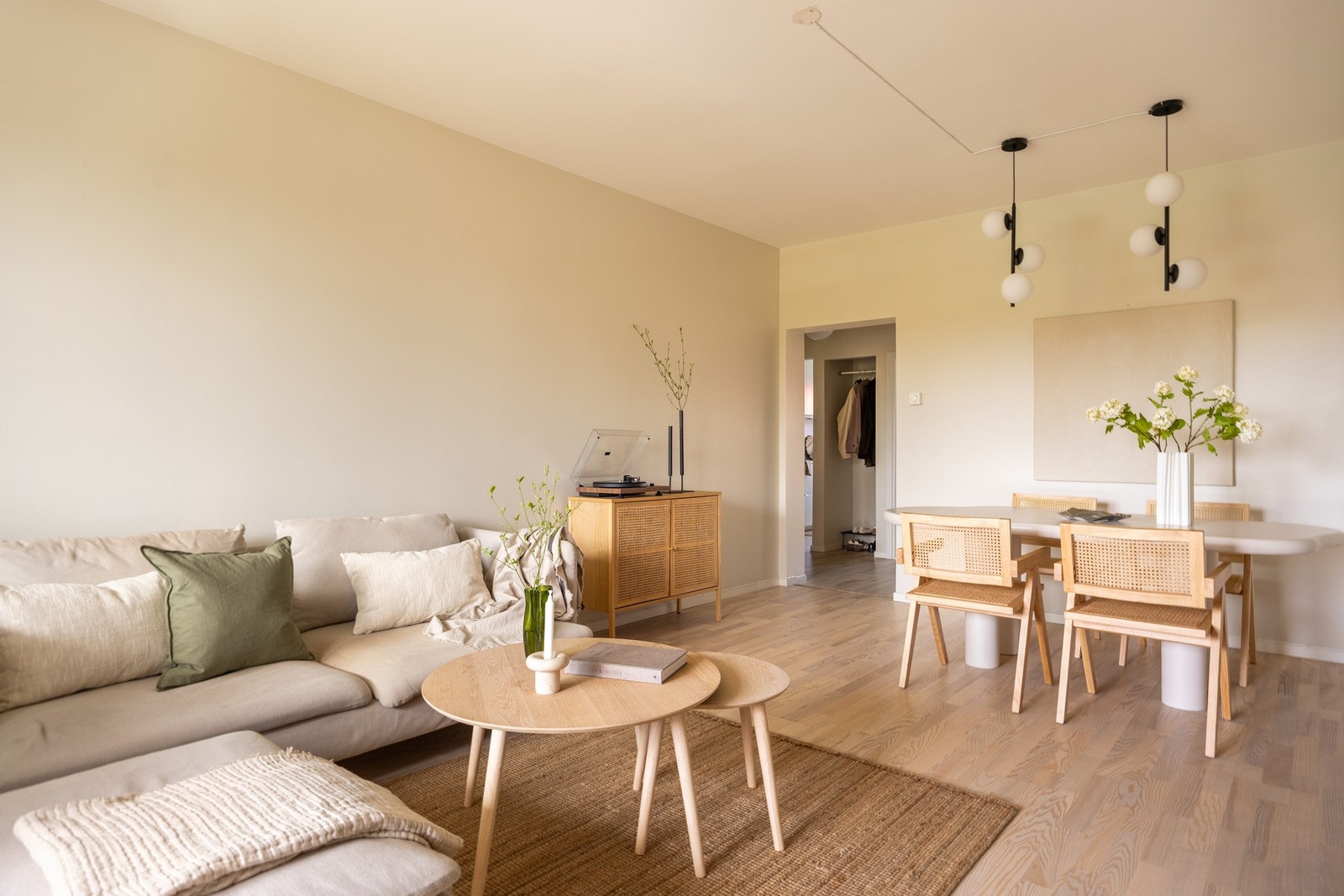 Stuen kan enkelt innredes med både stor sofagruppe og spiseplass. Galleribilde