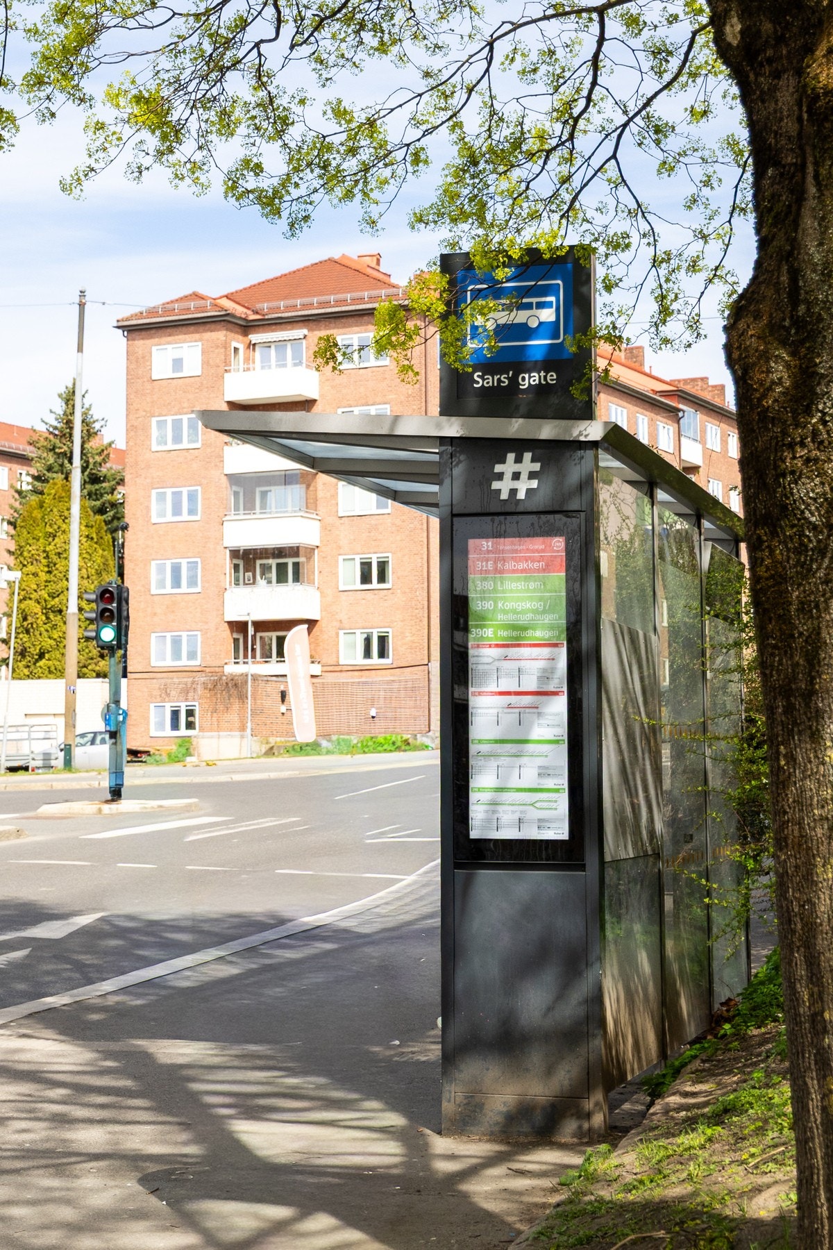 Kollektivtrafikk utenfor døren (både buss og trikk) og Carl Berner med T-bane rett i nærheten. Galleribilde