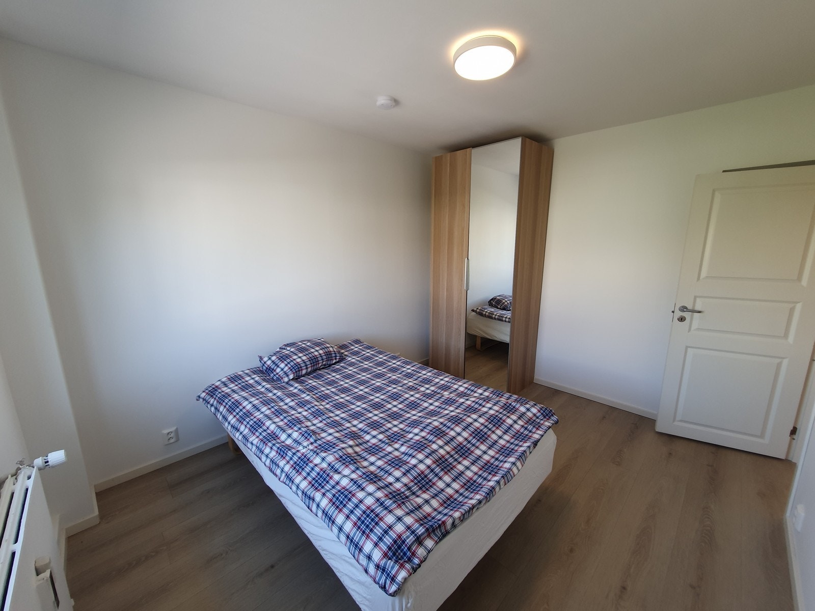 Soverom 1, følger med seng og skap. Galleribilde
