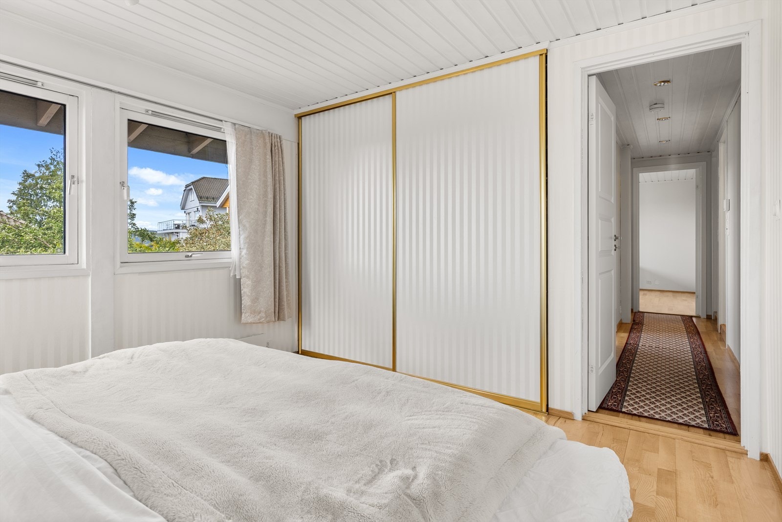 Hovedsoverommet er utstyrt med skyvedørsgarderobe Galleribilde