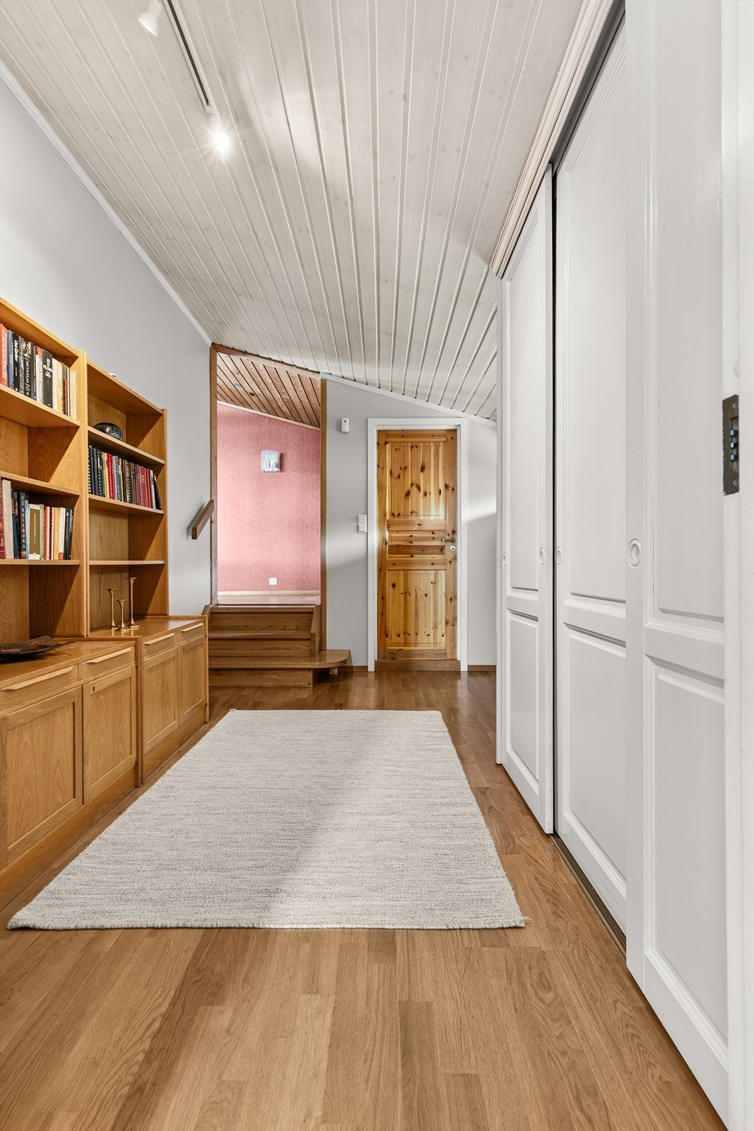 Gang med skyvedørsgarderobe. Boligen er oppført i 1975 og er tegnet av arkitekt Bjarne Tjønn. Tilbygget i 1996 Galleribilde