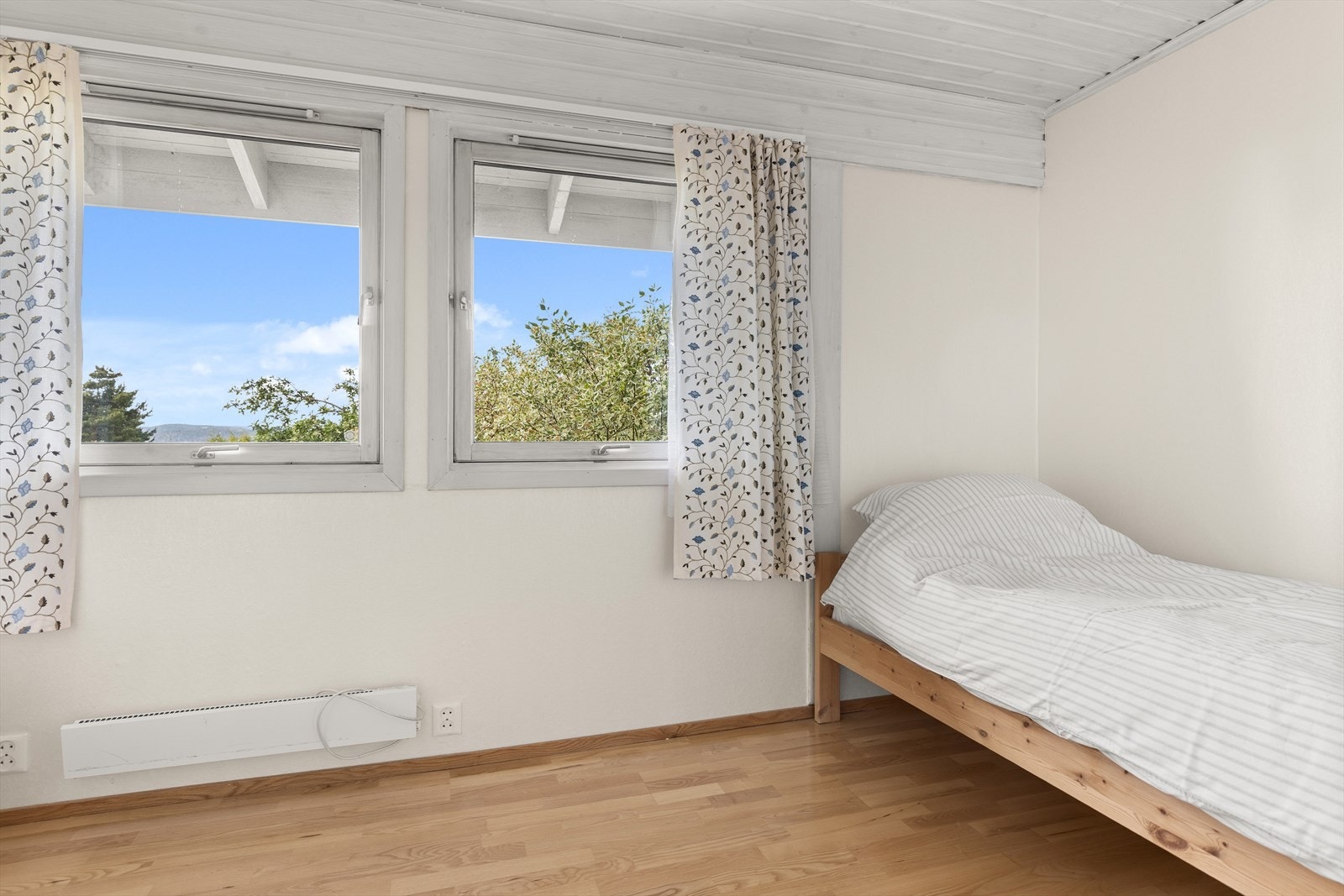 Alle soverommene er store og luftige med gode møbleringsmuligheter Galleribilde
