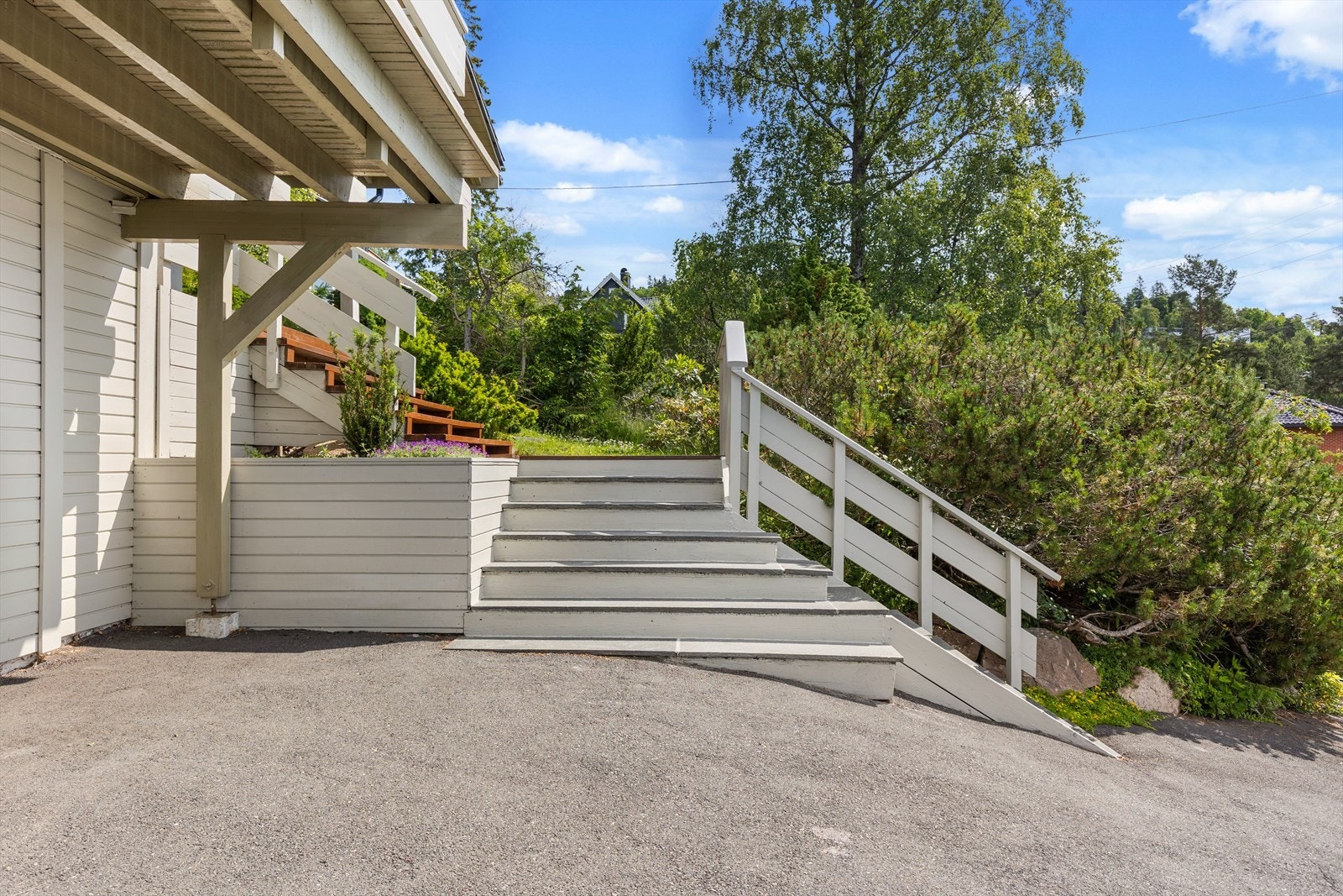 Trapper og repos i treverk, samt trapper belagt med naturstein Galleribilde
