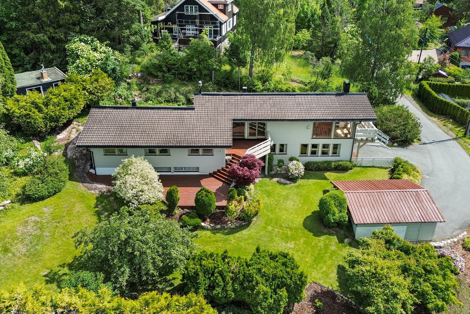 Tomten er på ca. 1,6 mål - en idyllisk og grønn oase Galleribilde