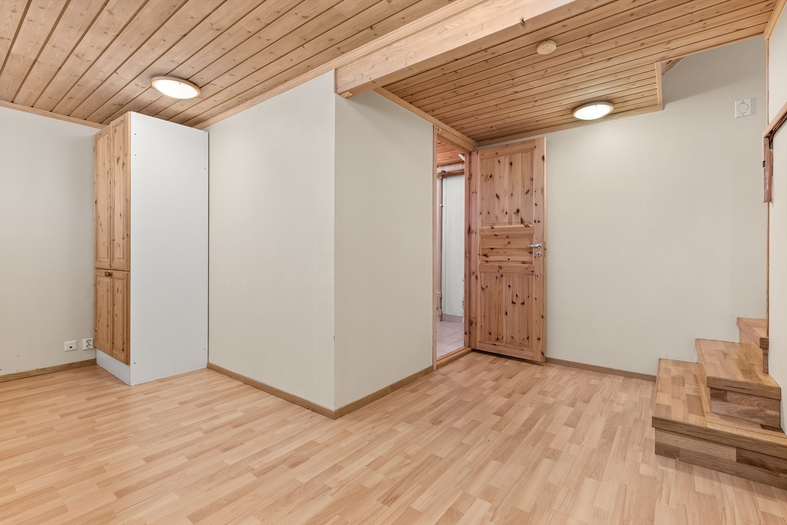 Stort trimrom i underetasje. Rommet har flere bruksmuligheter, perfekt som f.eks. treningsrom eller hobbyrom Galleribilde