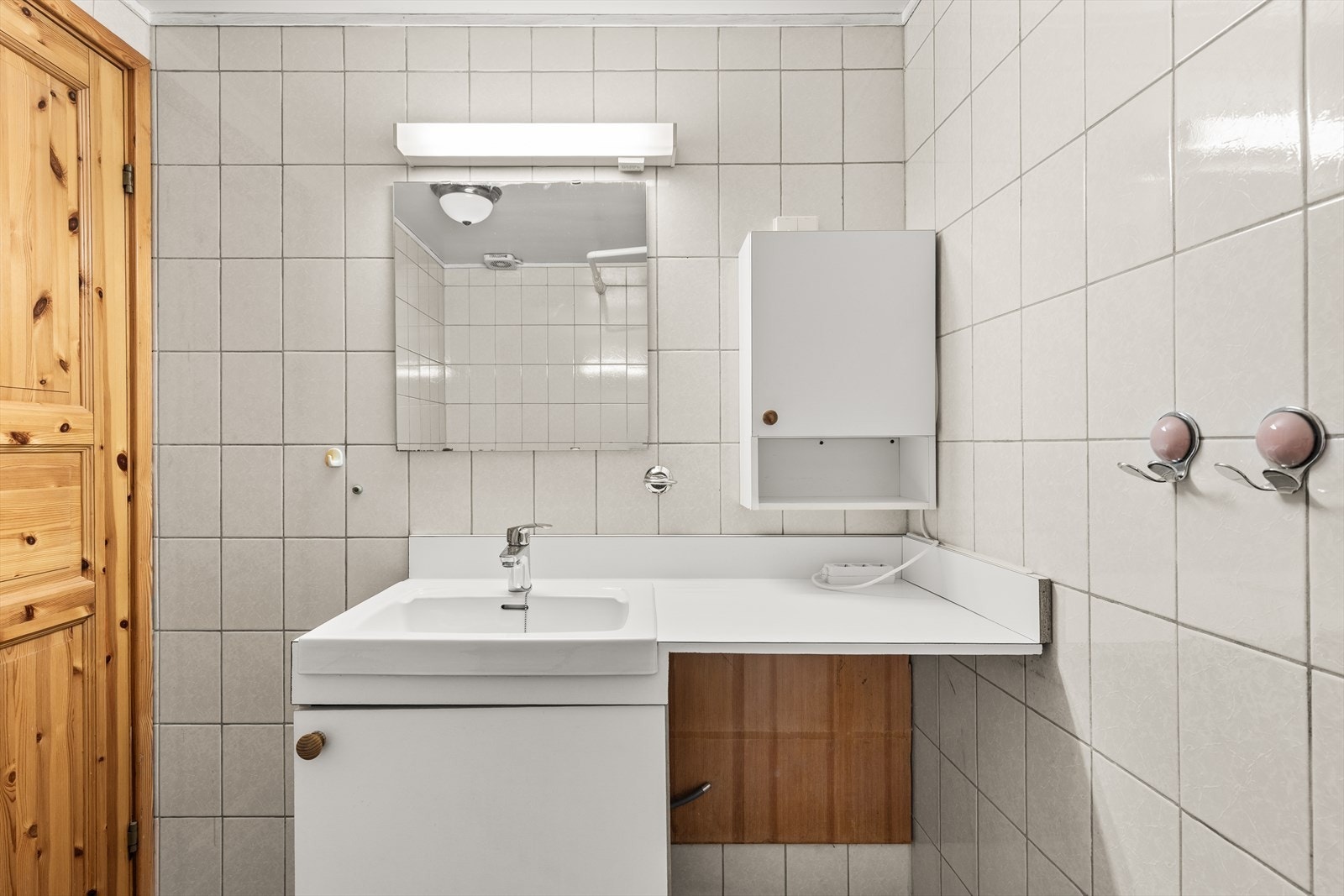 Helfliset bad med varmekabler i gulv og opplegg for vaskemaskin Galleribilde