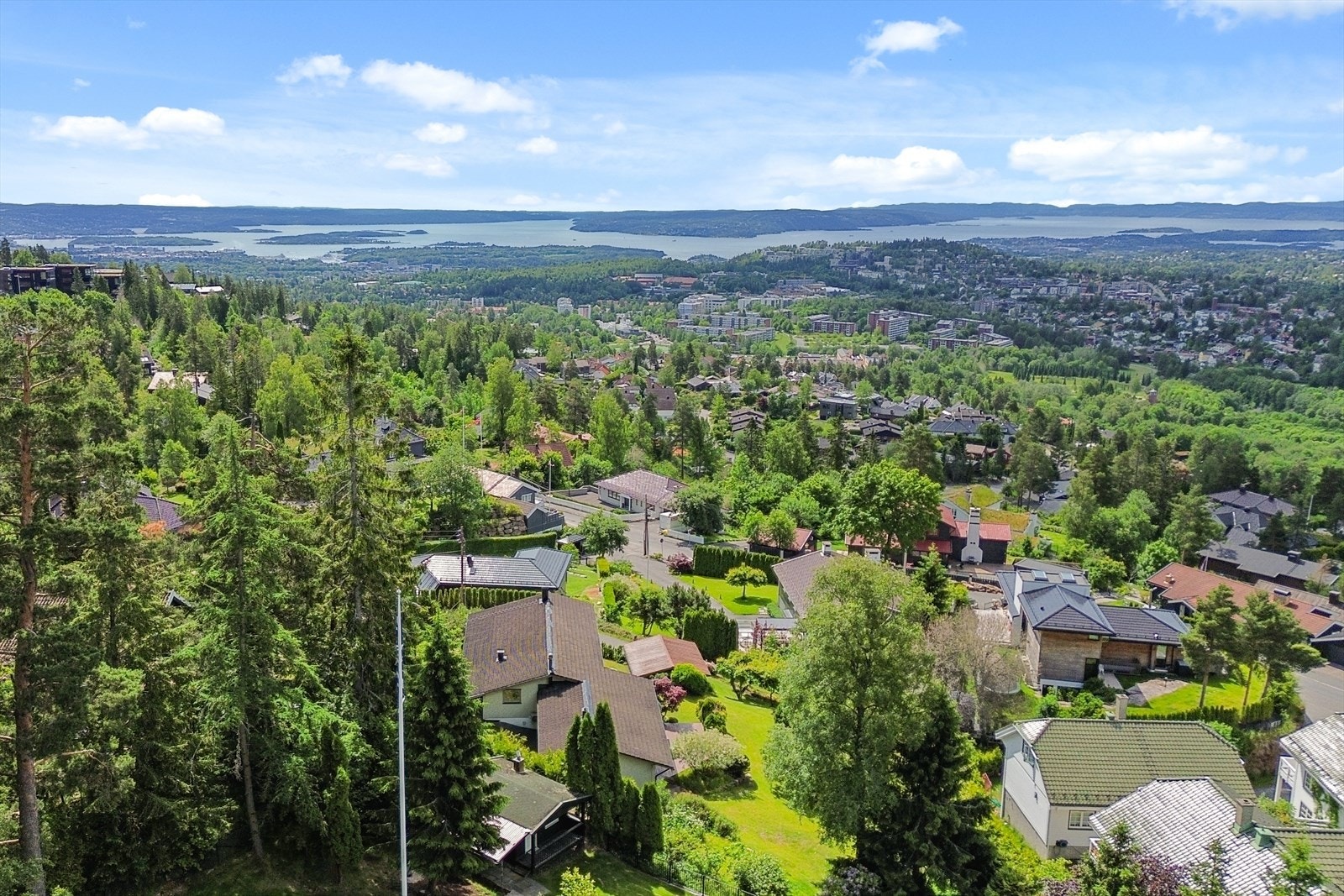 For barnefamilier er beliggenheten ideell. Grindbakken barneskole ligger kun 900 meter unna, og det er kort vei til både Voksenlia og Holmenkollen T-banestasjon Galleribilde
