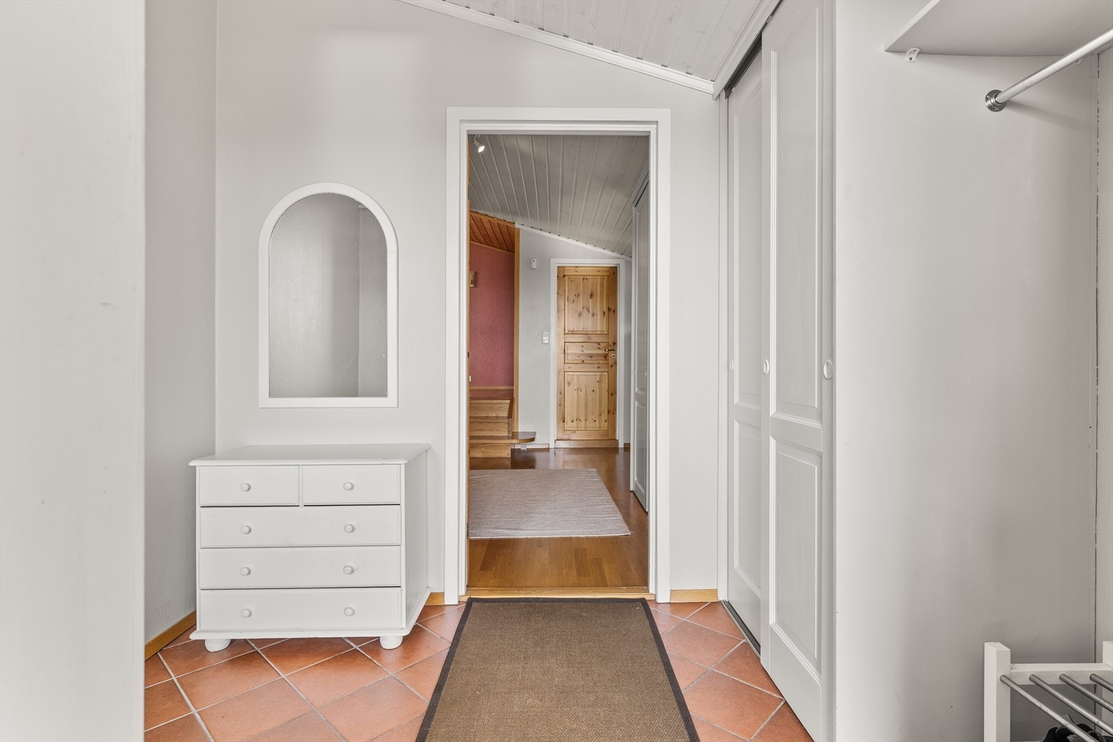 Vindfang i 1. etasje med integrerte skap Galleribilde