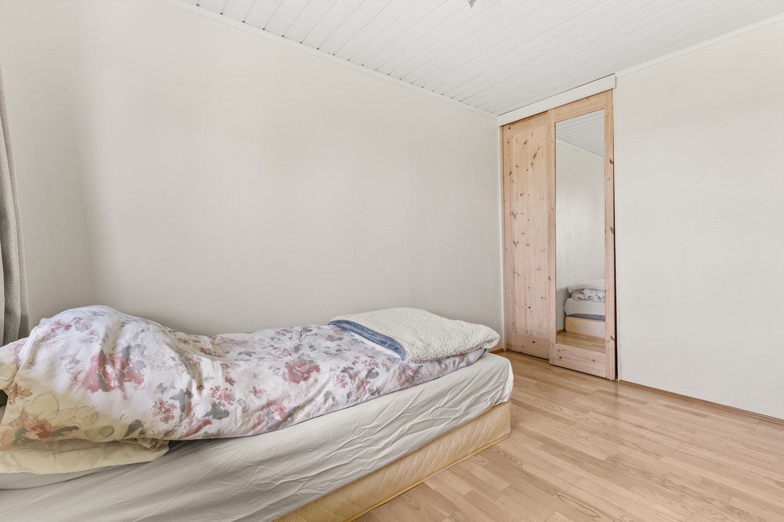 Oppbevaringsmuligheter i skyvedørsgarderobe Galleribilde
