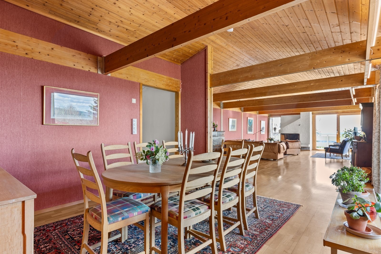 Boligen har en spennende utforming og ble oppført i 1975 - tilbygget i 1996. Tegnet av arkitekt Bjarne Tjønn Galleribilde