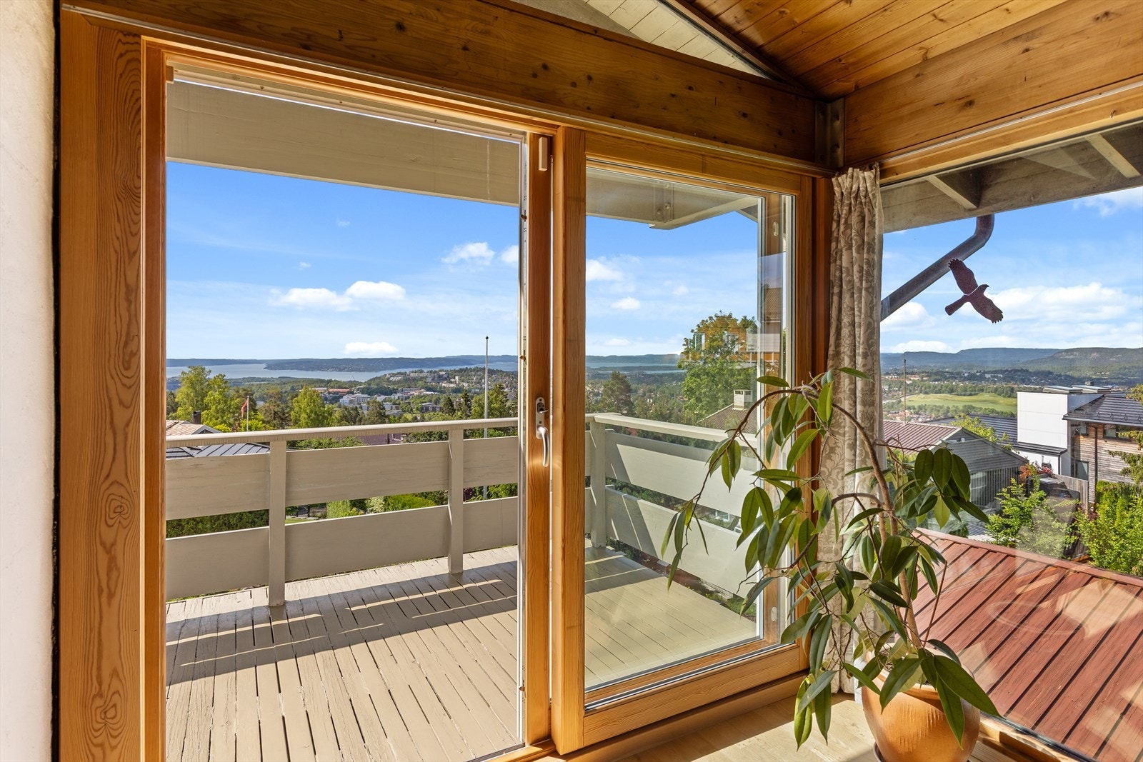Via skyvedør er det utgang til en svært solrik balkong Galleribilde