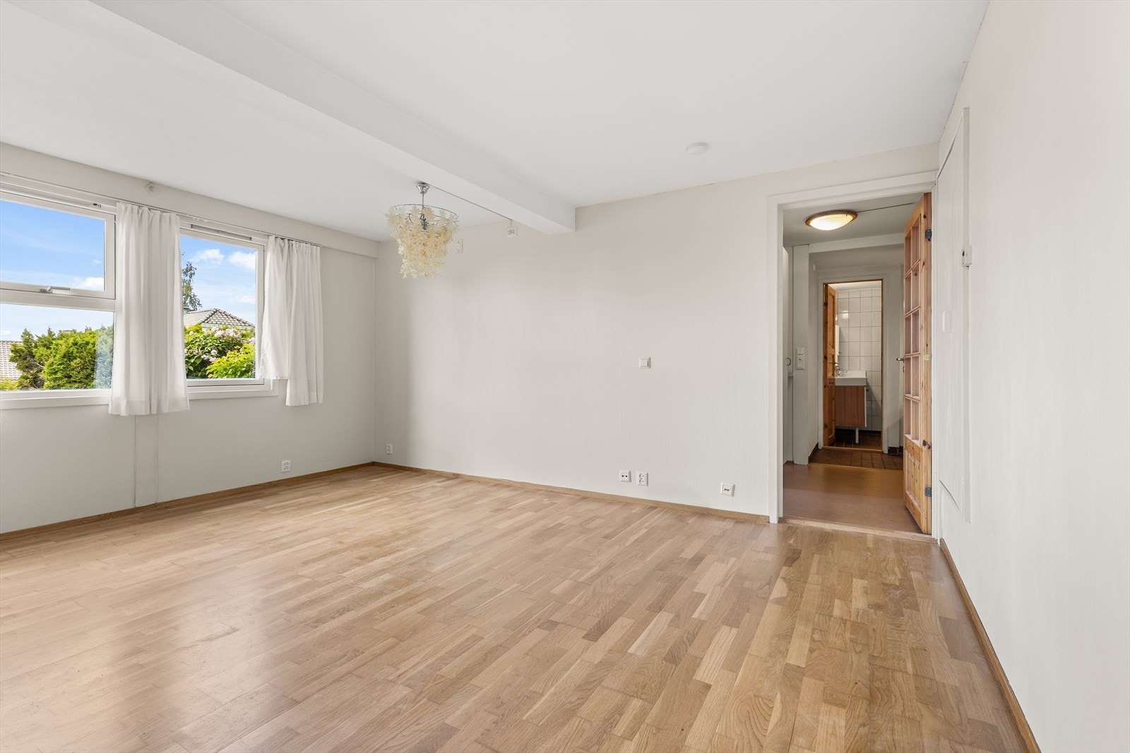Underetasjen er innholdsrik og har egen inngang, noe som gjør den godt egnet til utleie eller som generasjonsdel Galleribilde