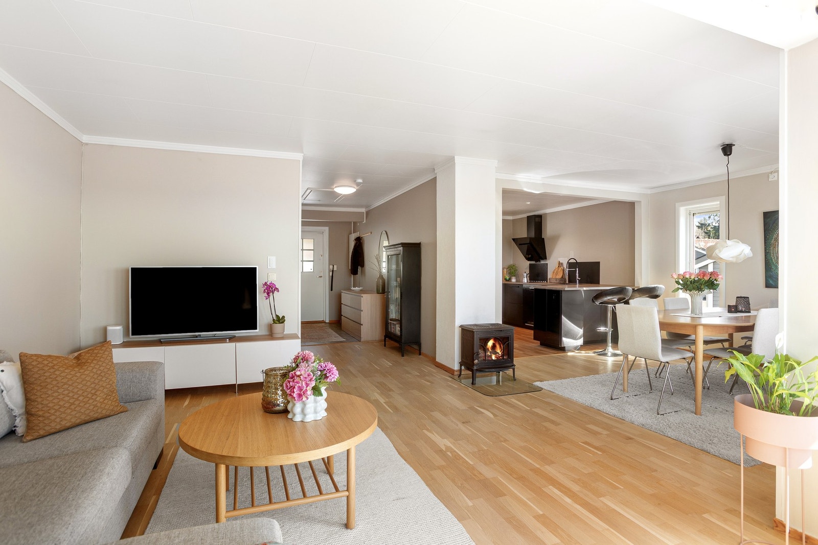 Rommet har god plass til både sofagruppe med tilhørende møblement og spisebord, naturlig inndelt i egne soner. Galleribilde