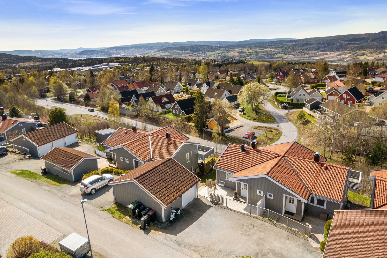 Eiendommen ligger i et attraktivt og meget sentralt boligområde på Tranby i Lier kommune, med gangavstand til skoler og barnehager. Galleribilde