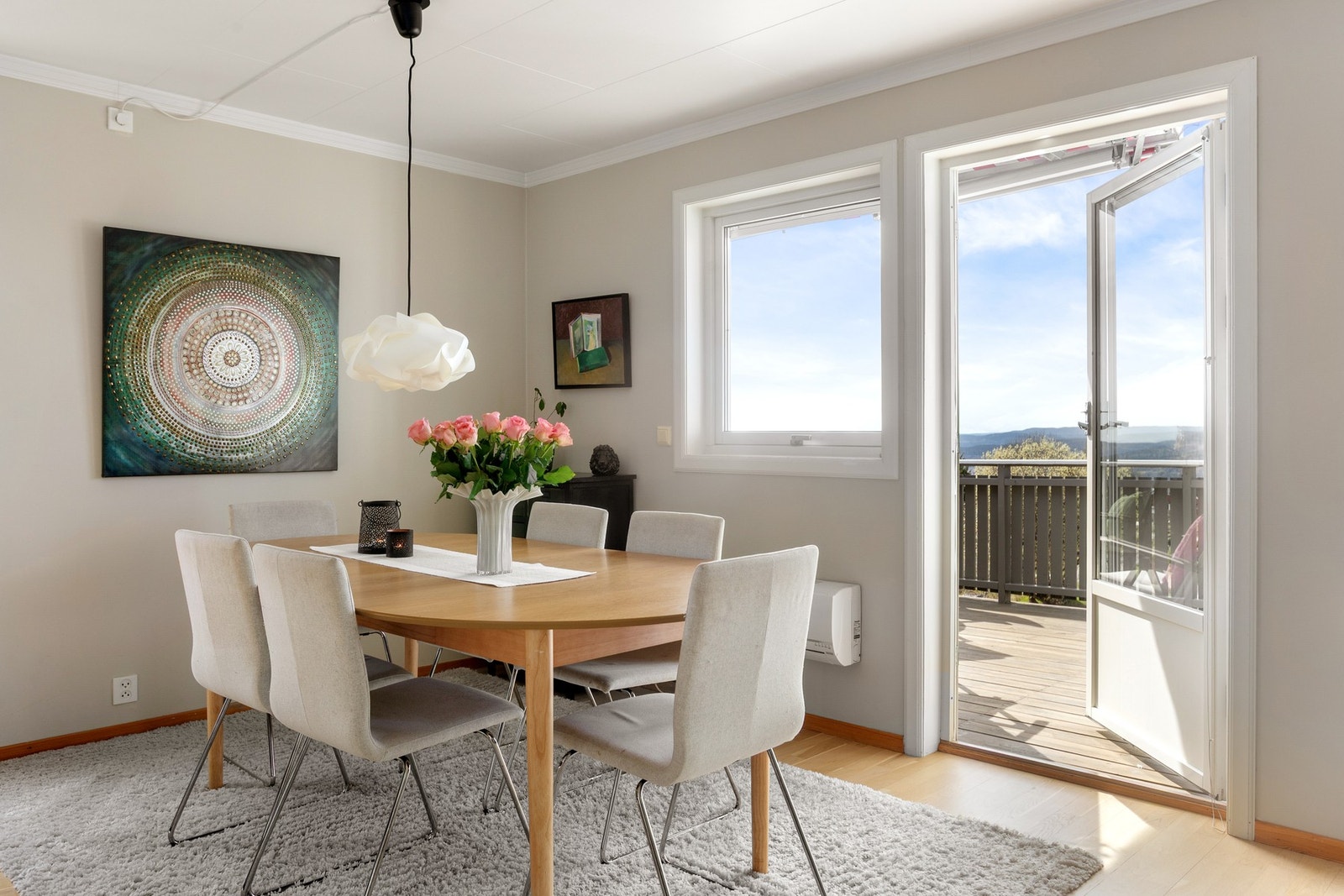 Det er montert utvendig solskjerming (screens) på samtlige vinduer samt verandadør i stuen. Galleribilde
