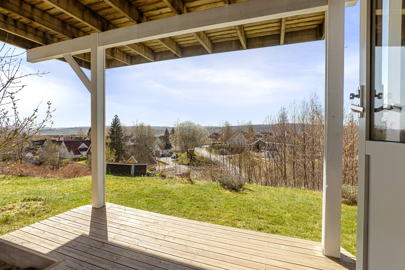 Herfra er det også direkte utgang til boligens flotte markterrasse. Galleribilde