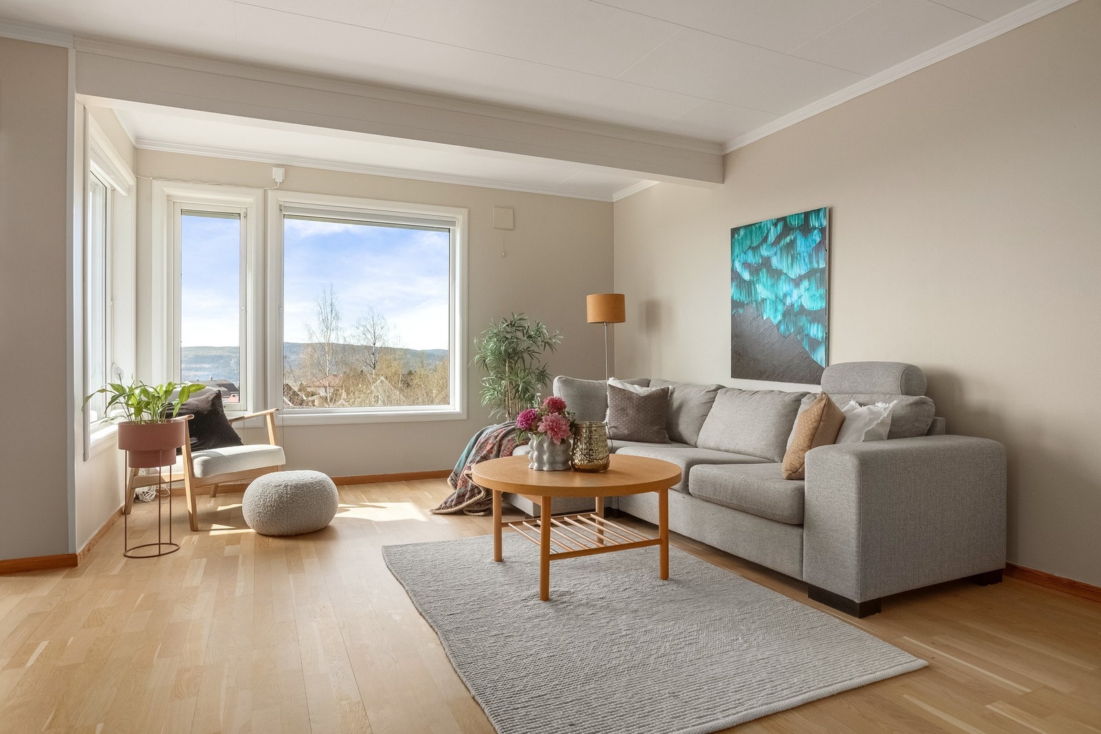 Flott og romslig stue med store vindusflater som slipper inn rikelig med naturlig lys og fremhever den luftige utsikten. Galleribilde