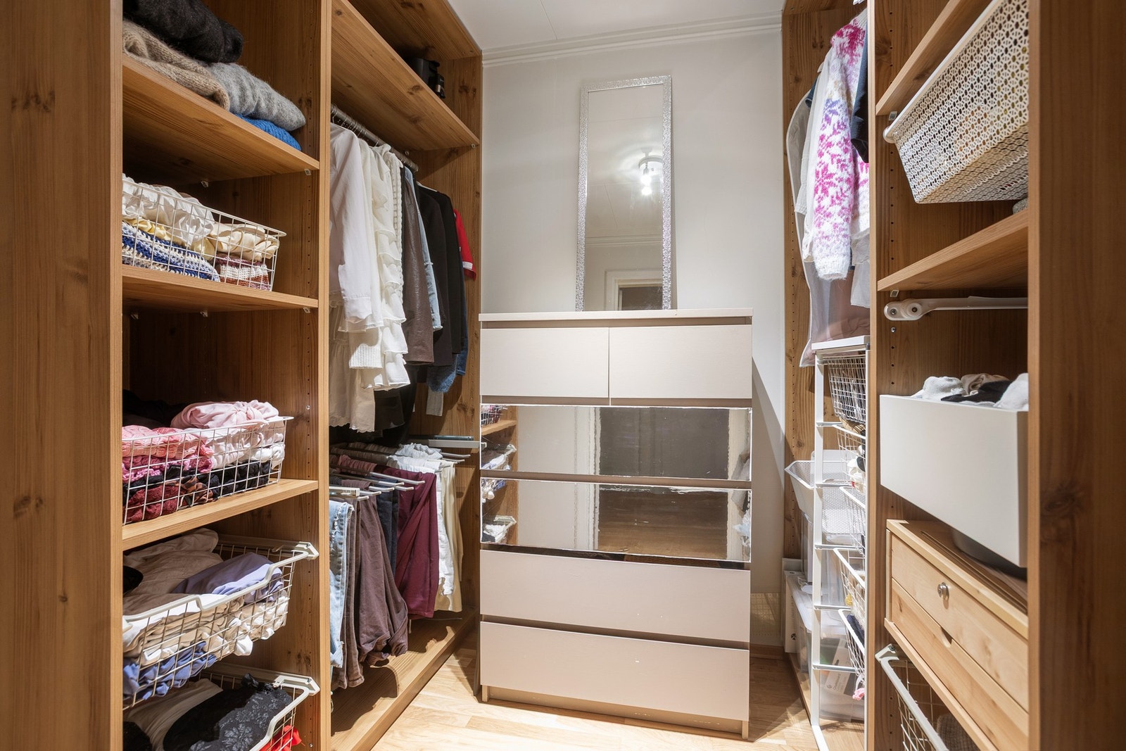 I underetasjen, i tilknytning til de tre soverommene, finnes en praktisk bod som kan benyttes som walk-in closet. Rommet er innredet med to garderobeskap og gir rikelig med oppbevaringsplass. Galleribilde