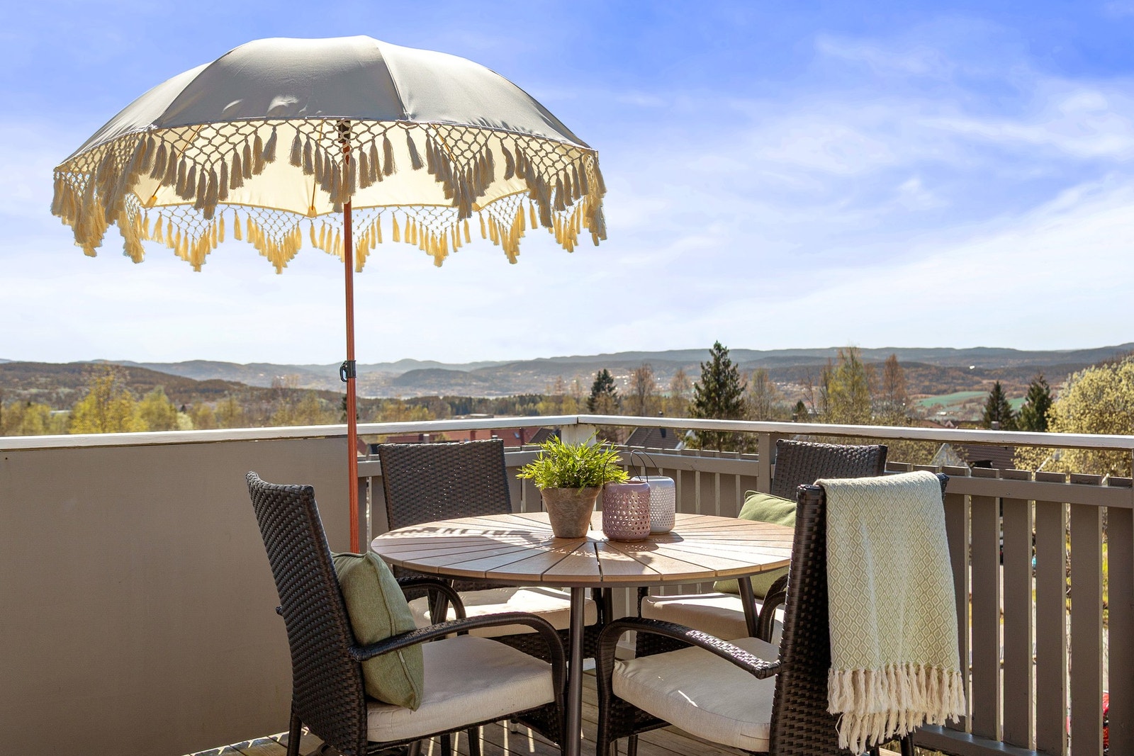 Terrassen er vestvendt. Her kan lange sommerdager nytes i idylliske omgivelser. Galleribilde