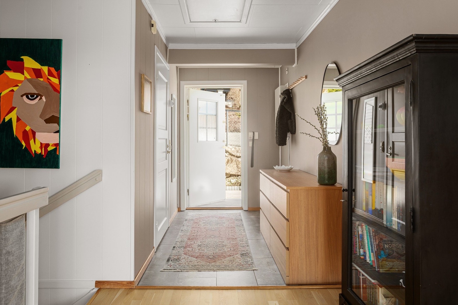 Velkommen inn - Boligen har en innbydende med vegger malt i delikate fargevalg. Galleribilde