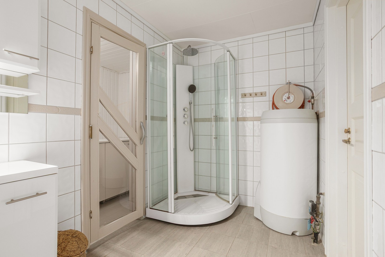 Fra badet er det direkte adkomst til vaskerommet, som har opplegg for både vaskemaskin og tørketrommel. Galleribilde