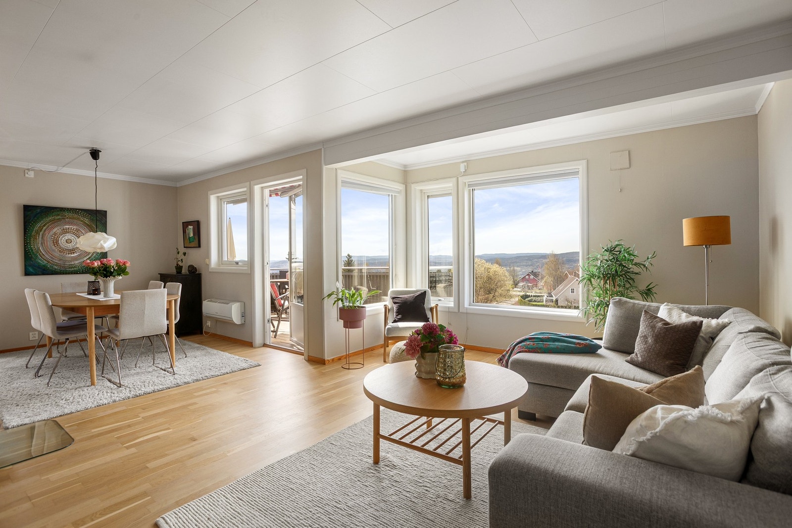 Familievennlig og innholdsrik halvpart av vertikaldelt tomannsbolig over to plan, beliggende i blindvei. Galleribilde