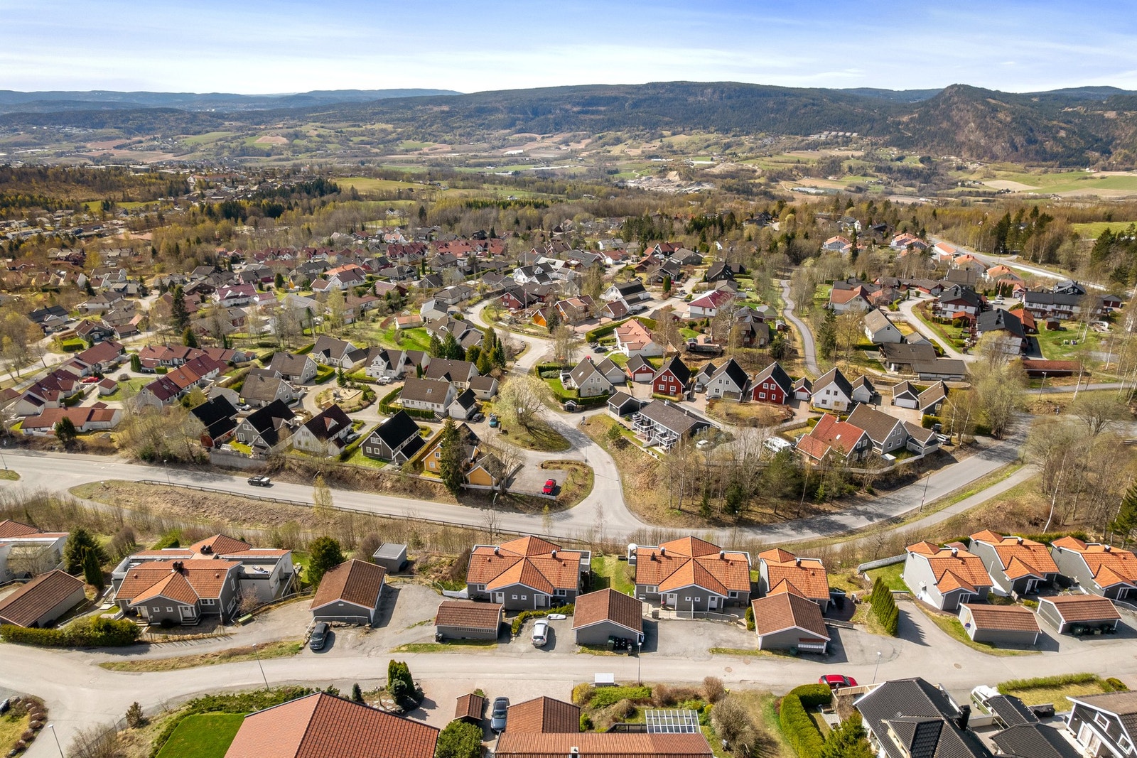 Tranby har et rikt tilbud for barn og unge der Lier IL har stor idrettsplass med flere baner og anlegg. Galleribilde