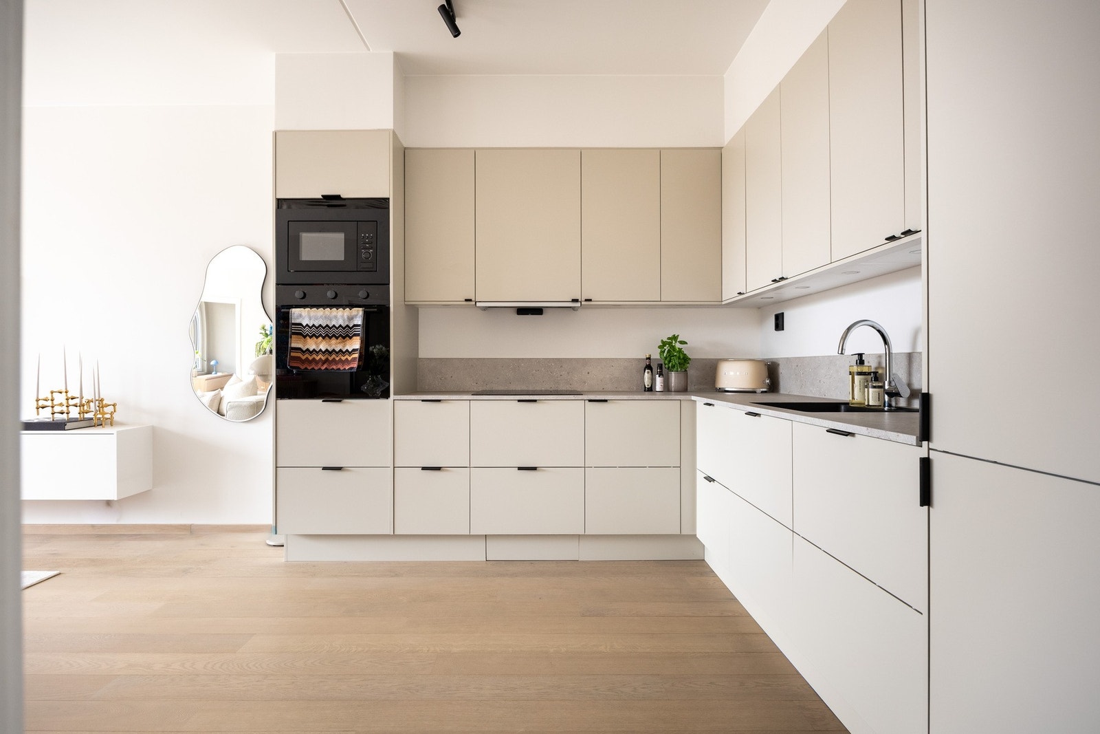 Moderne integrerte hvitevarer. Galleribilde