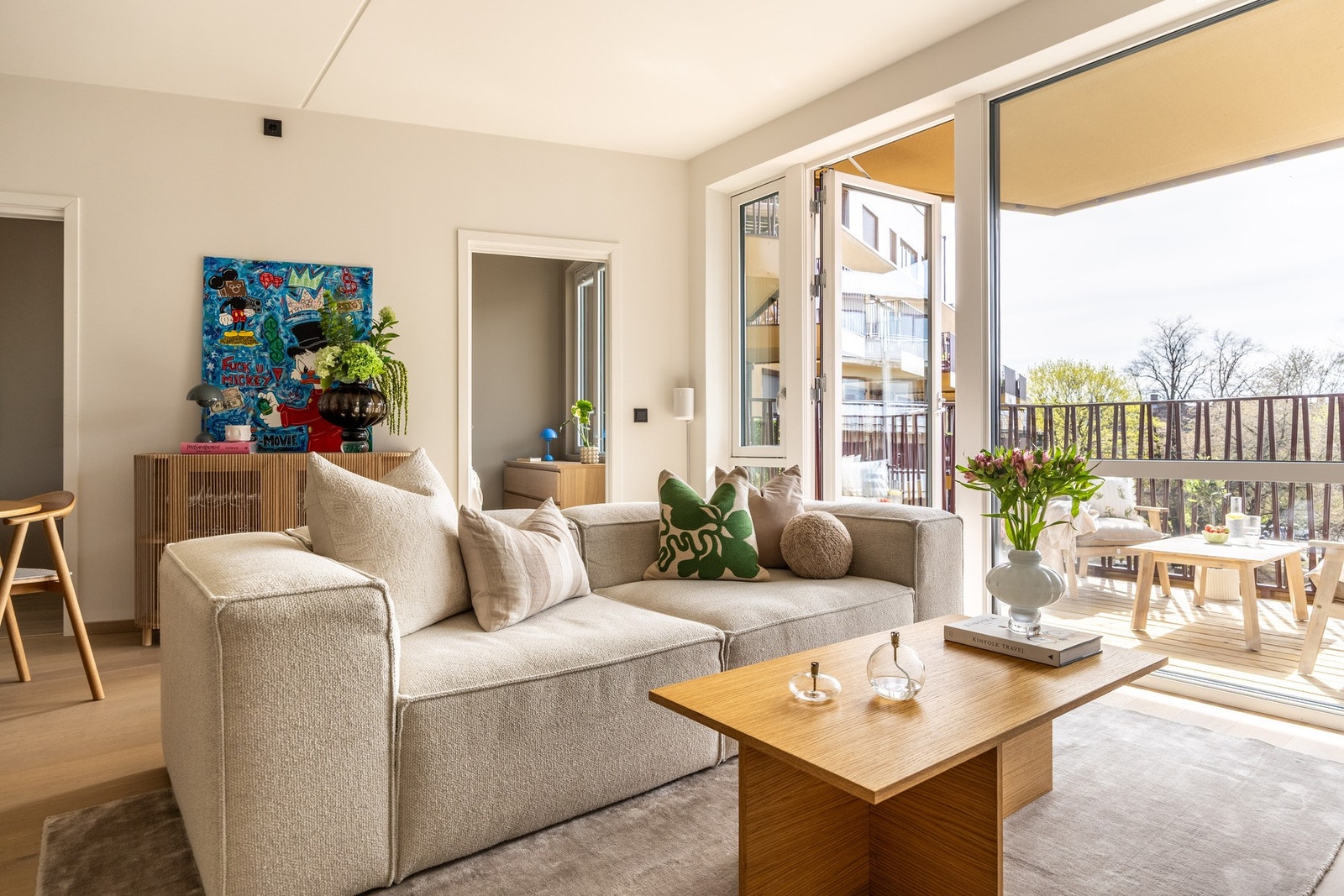 Stuen kan enkelt innredes med både stor sofagruppe og spiseplass. Galleribilde