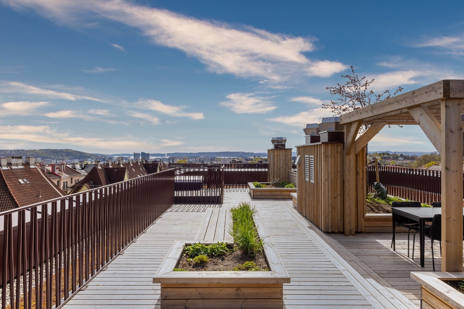 Stor felles takterrasse med fantastisk utsikt. Galleribilde