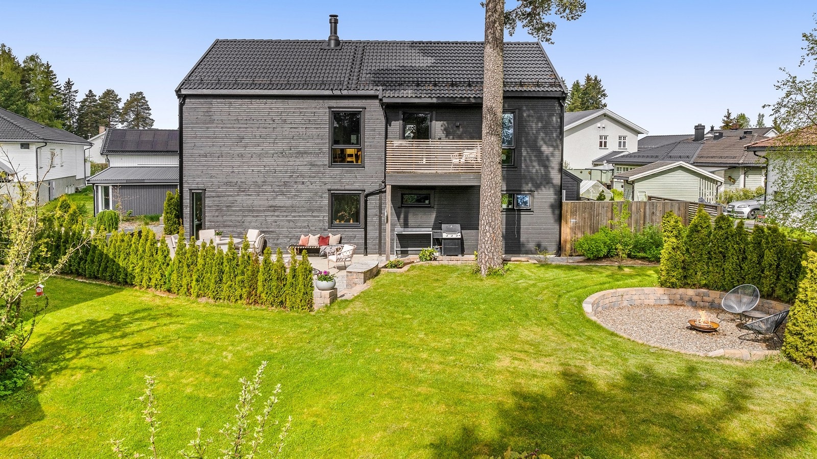 Terrassen har god plass til flere sittesoner, grillgruppe og diverse møblement Galleribilde