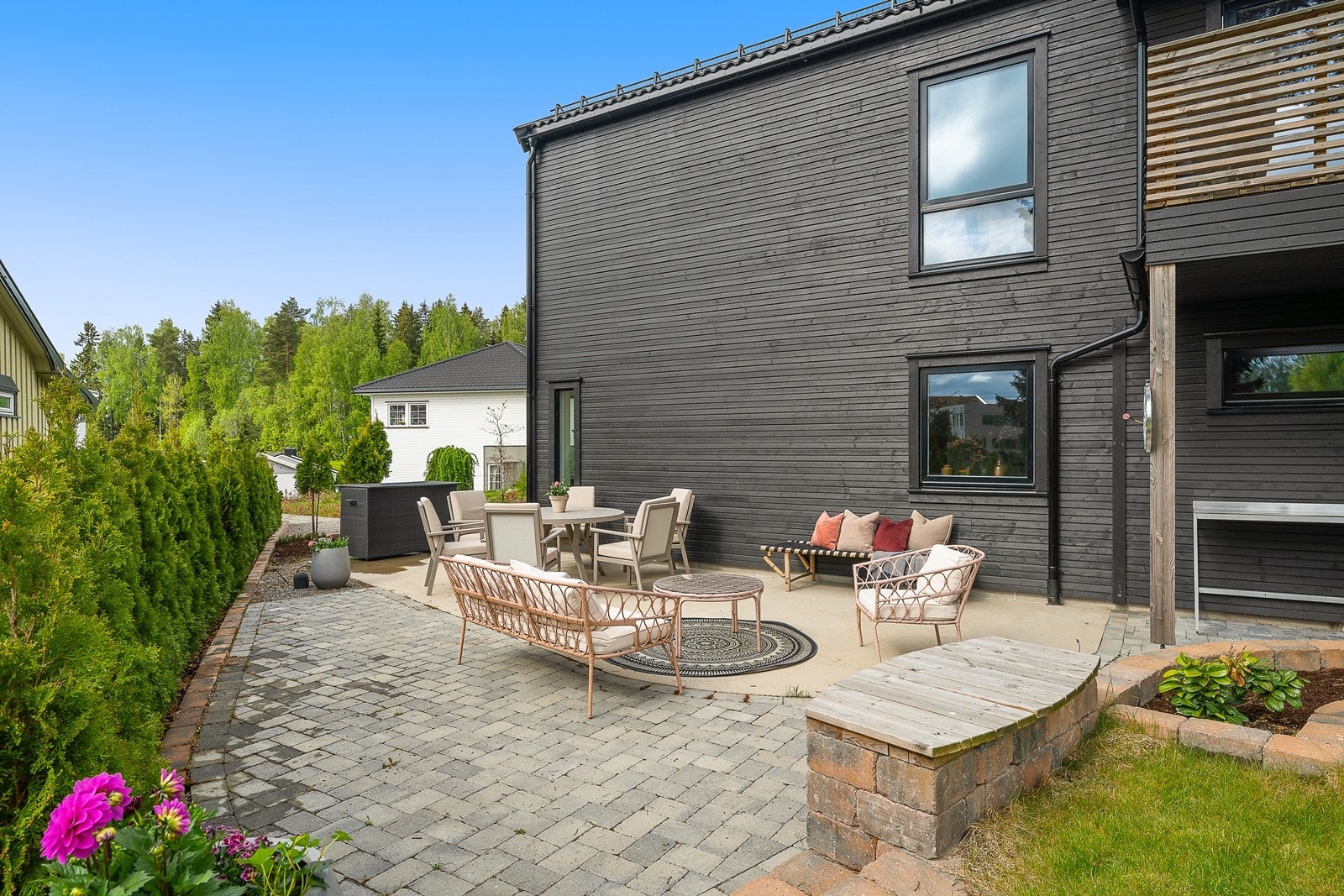 Uteplassen byr på gode solforhold og god boltreplass for hele familien Galleribilde