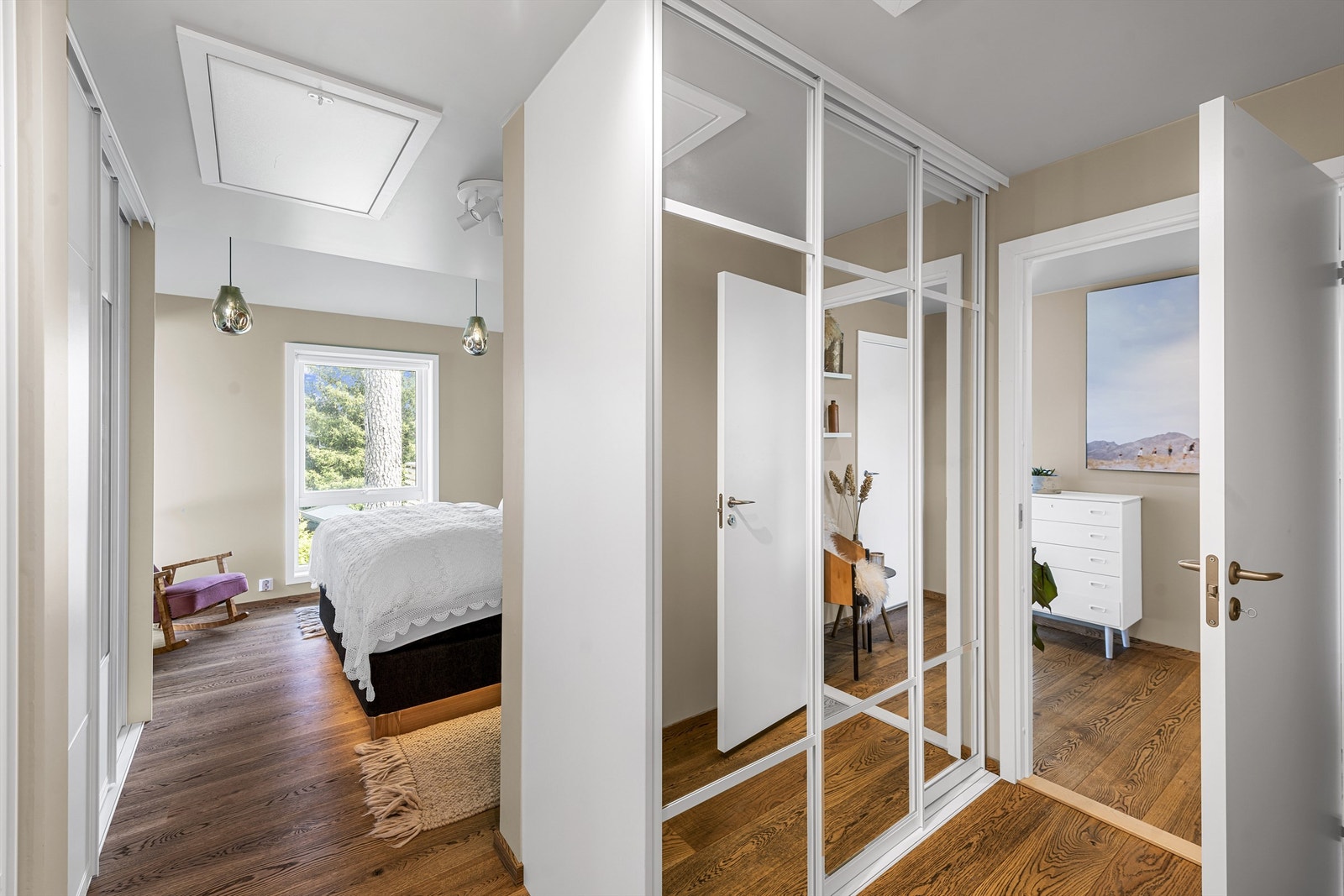 Soverommet har en flott suiteløsning med en gjennomgående walk-in-closet til eget bad Galleribilde