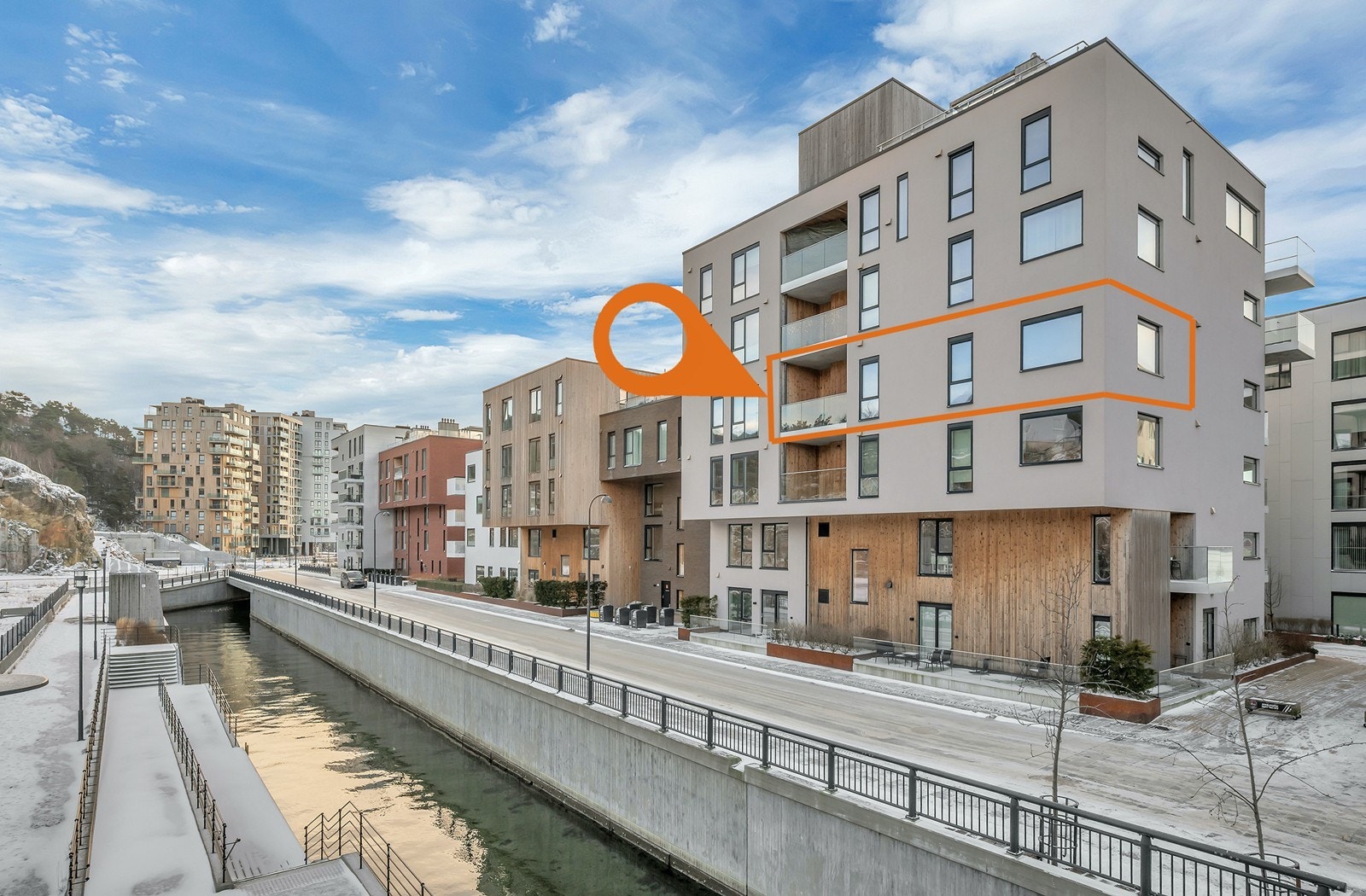 Med sjøen som nærmeste nabo og gangavstand til alle fasiliteter i byen er dette en attraktiv beliggenhet i Kristiansand. Galleribilde
