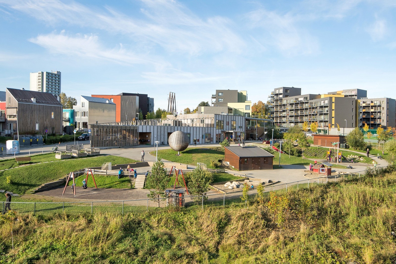 Pent opparbeidede fellesområder med vanndam og friområder. Galleribilde