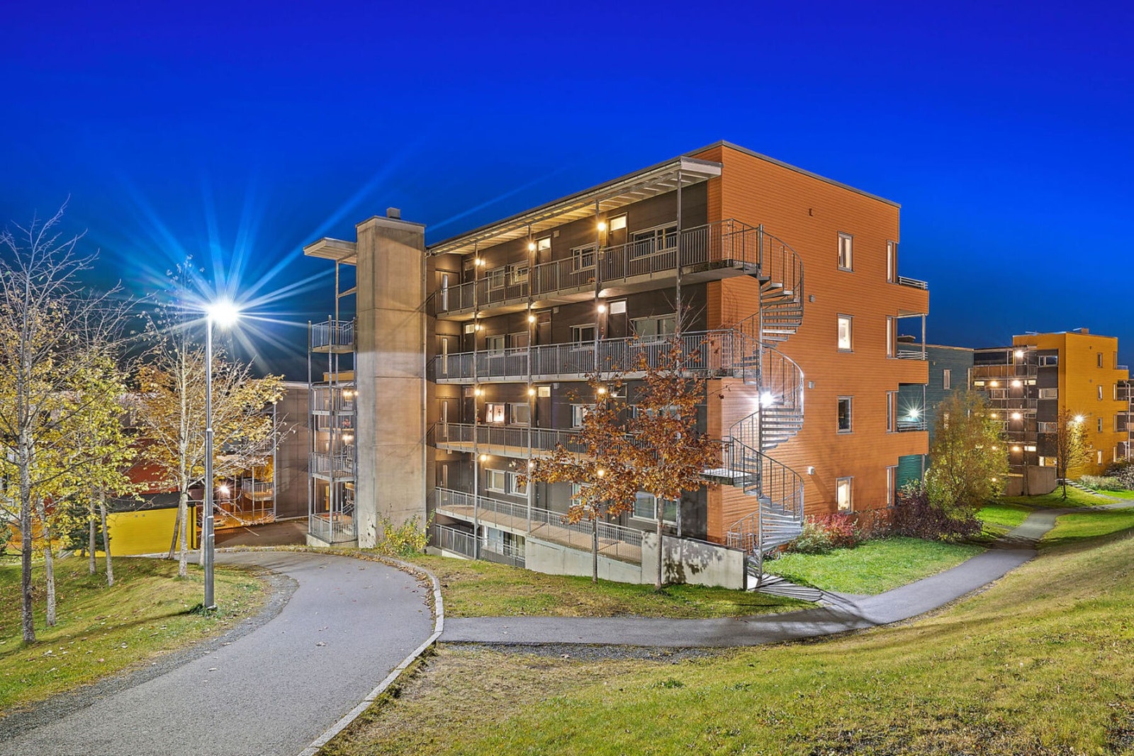 Heis fra gateplan med adkomst via svalgang. Galleribilde