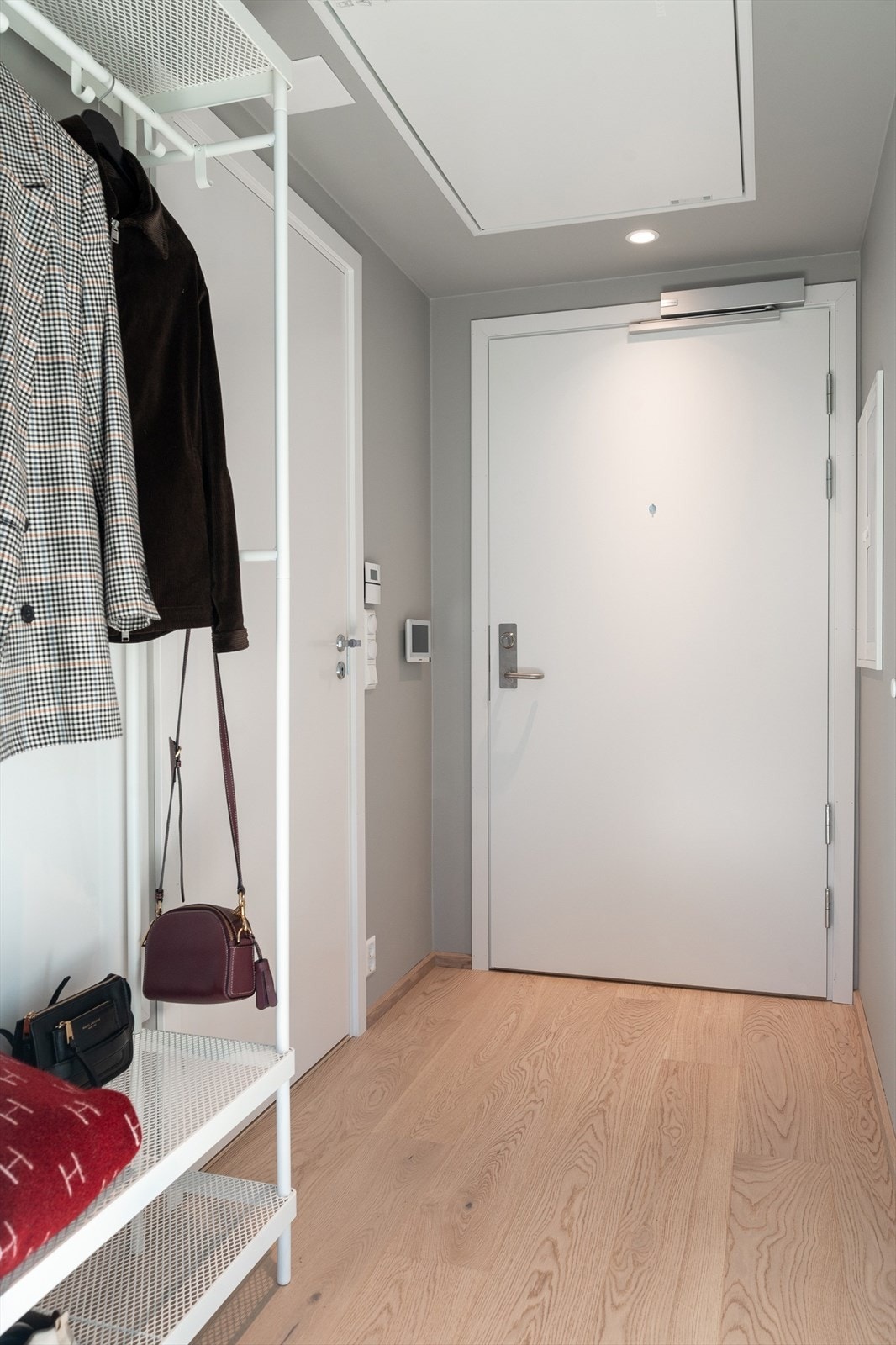 I gangen er tekniske installasjoner som fordelerskap for gulvvarme og aggregat for balansert ventilasjon diskret plassert. Det er god plass for oppheng av yttertøy. Galleribilde