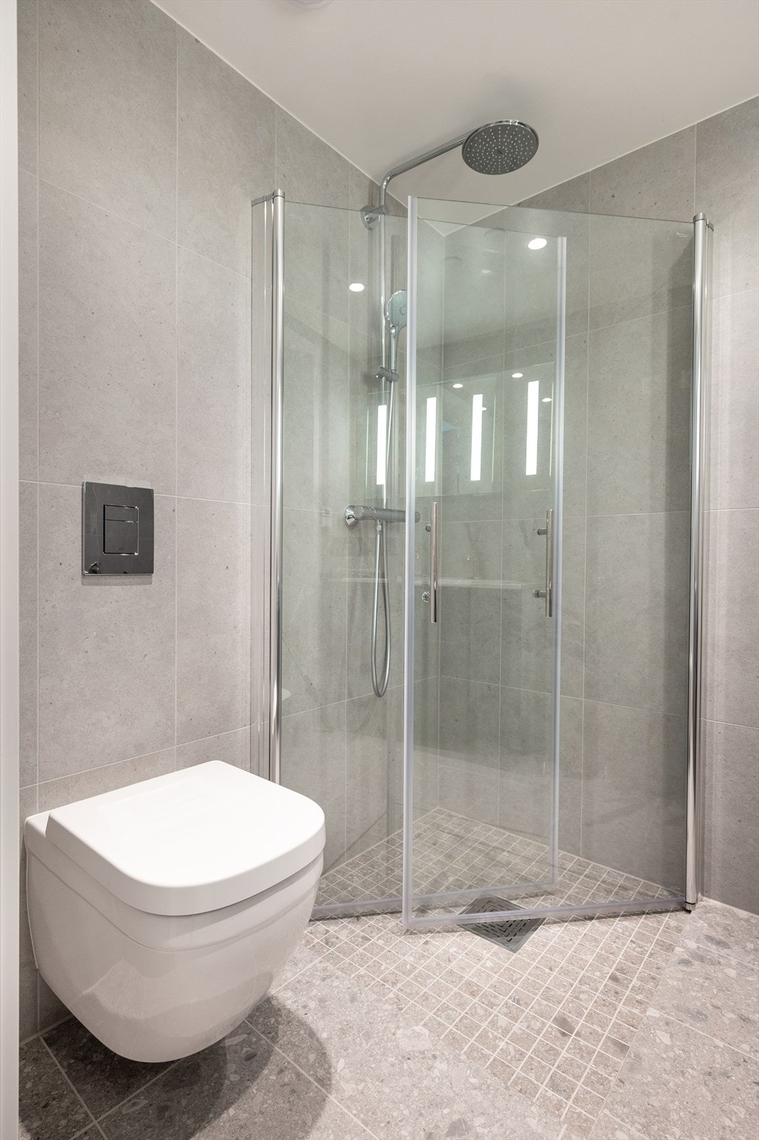 Badet er fra byggeåret 2024, med flislagte overflater og komfortabel vannbåren gulvvarme. Galleribilde