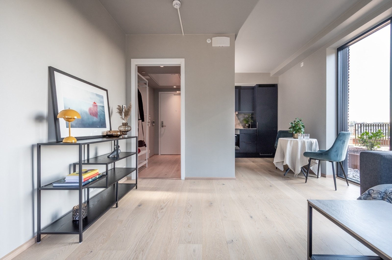 Boligen byr på balansert ventilasjon, vannbåren gulvvarme i alle rom - med unntak av soverommet og gjennomgående god standard med tilstandsgrad 0 og 1 på alle punkter. Galleribilde