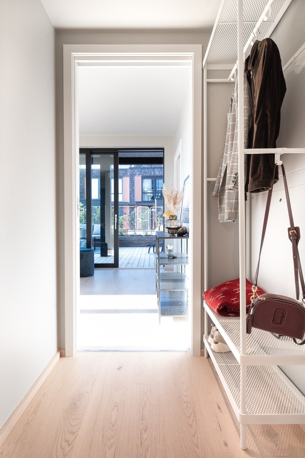 Velkommen inn! Parkettgulvet er gjennomgående og skaper en helhetlig følelse. Galleribilde