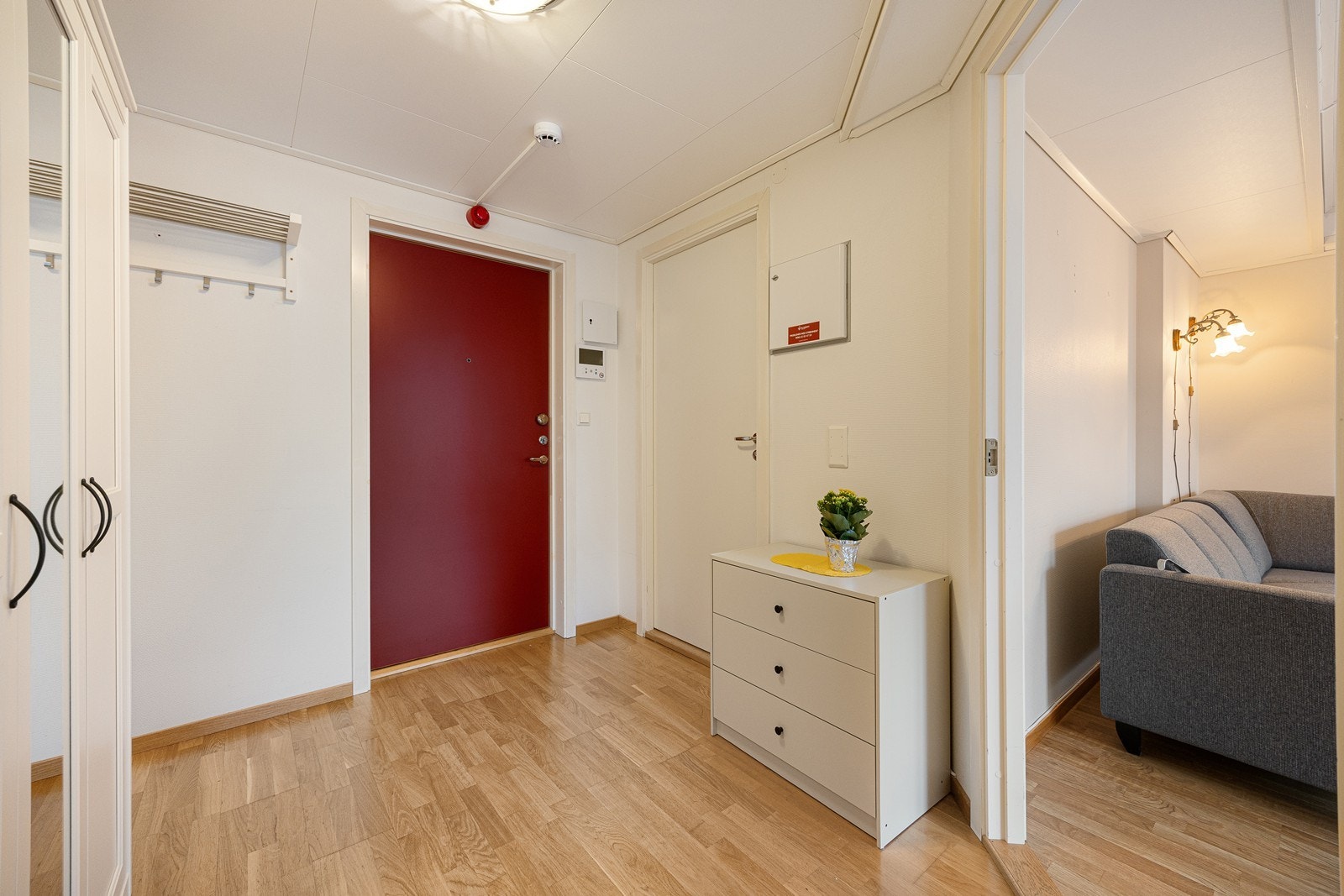 Her er det god plass for plassering av garderobeskap, og ved inngangsdøren er det montert porttelefon. Galleribilde