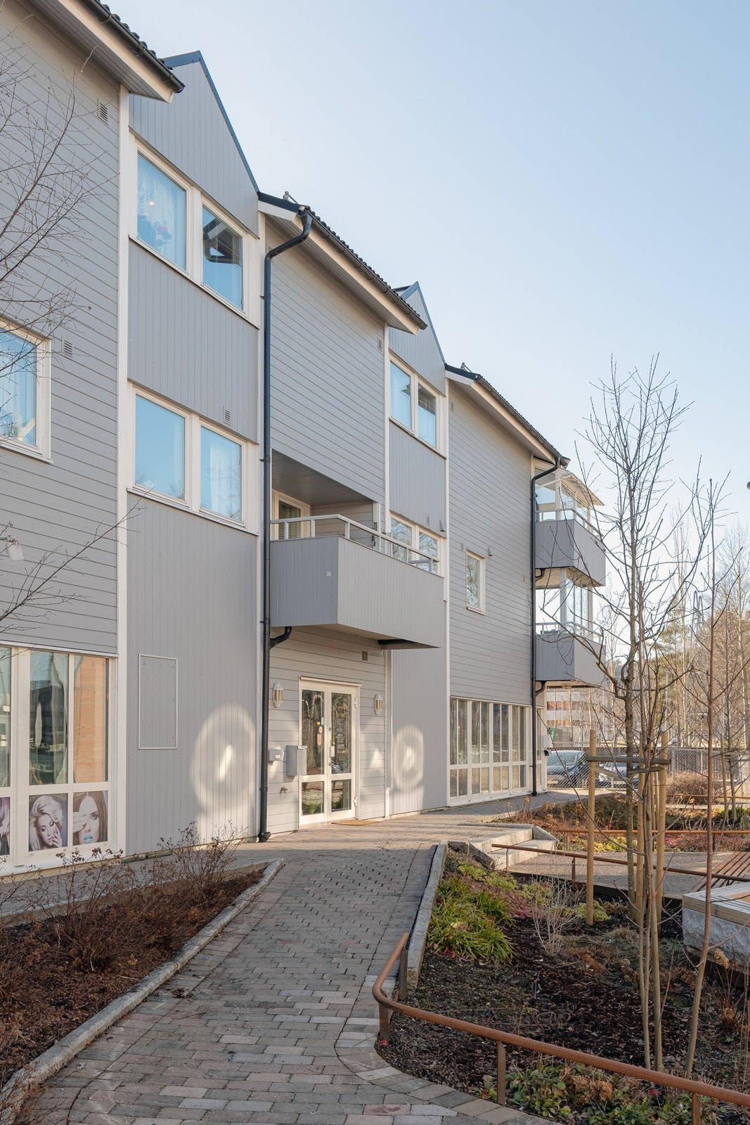 Leiligheten har en attraktiv og meget sentral beliggenhet i hjertet av Bjørkelangen i Aurskog-Høland kommune, i umiddelbar nærhet til kjøpesenteret Alti. Galleribilde