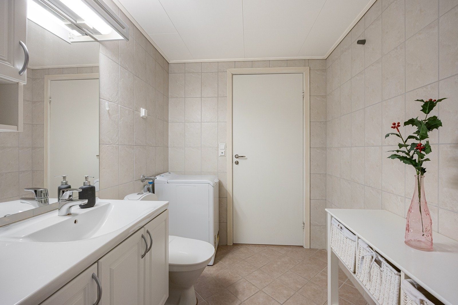 I tillegg finnes det toalett, dusjhjørne med skyvedører og tett sokkel, samt opplegg for vaskemaskin. Galleribilde