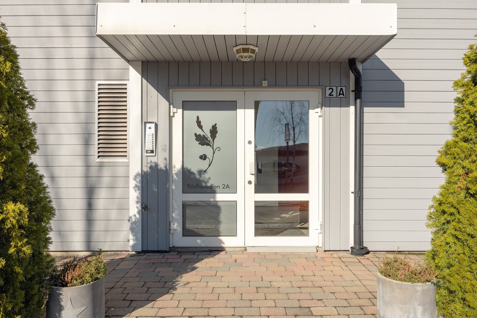 Sameiet har et steinbelagt, handikapvennlig inngangsparti. Galleribilde