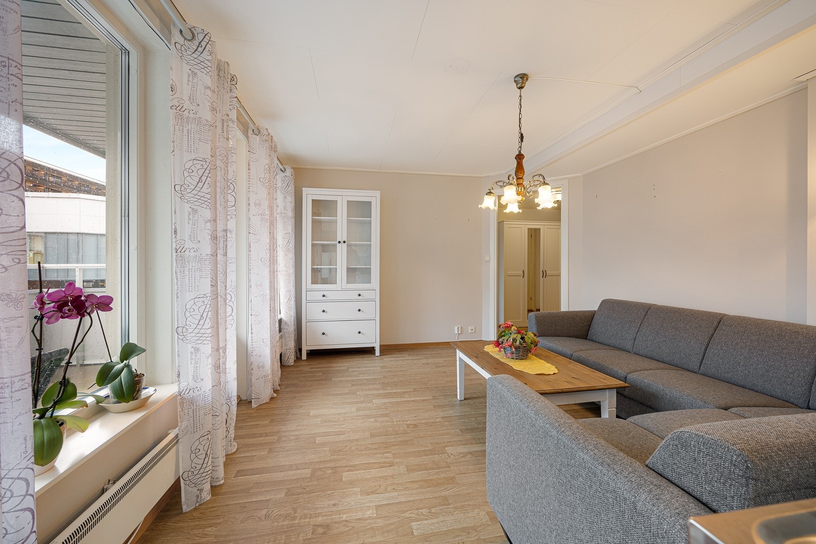 Stuen har laminatgulv, hvitmalte vegger, samt plass for sofaløsning med tilhørende møblement. Galleribilde