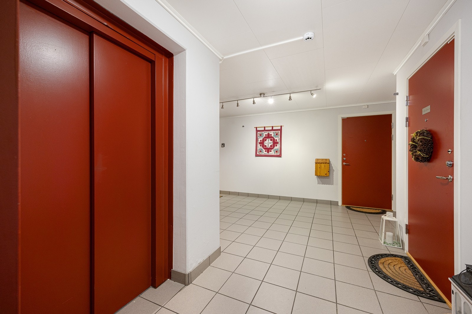 I sameiets trappeoppgang det heis til garasjekjeller og etasjeplan. Galleribilde