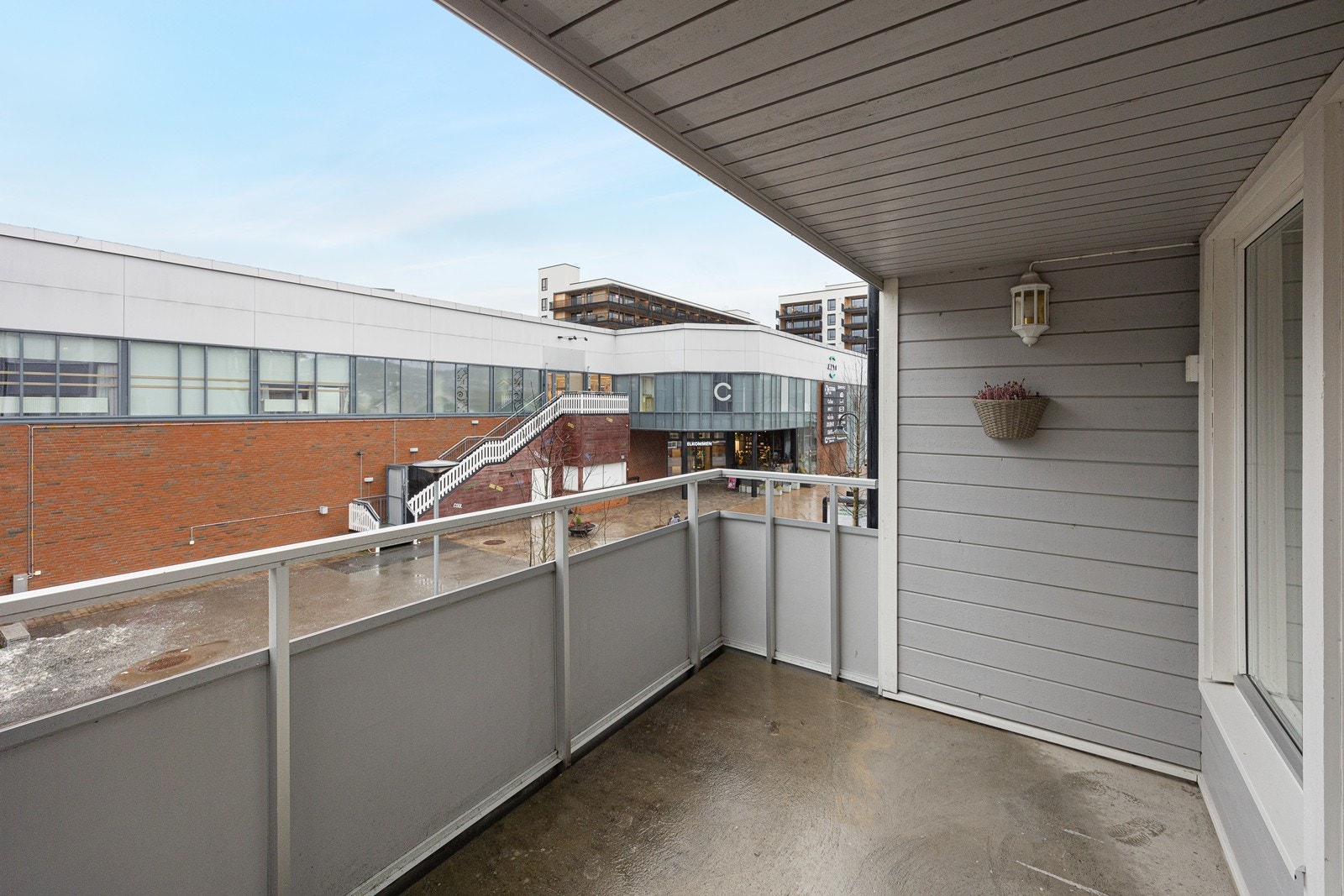 Fra stuen er det utgang til en delvis overbygd, nordvendt balkong med utsyn mot kjøpesenteret Alti. Balkongen har betonggulv, platekledd rekkverk i metallkonstruksjon, samt god plass for utemøblement. Galleribilde