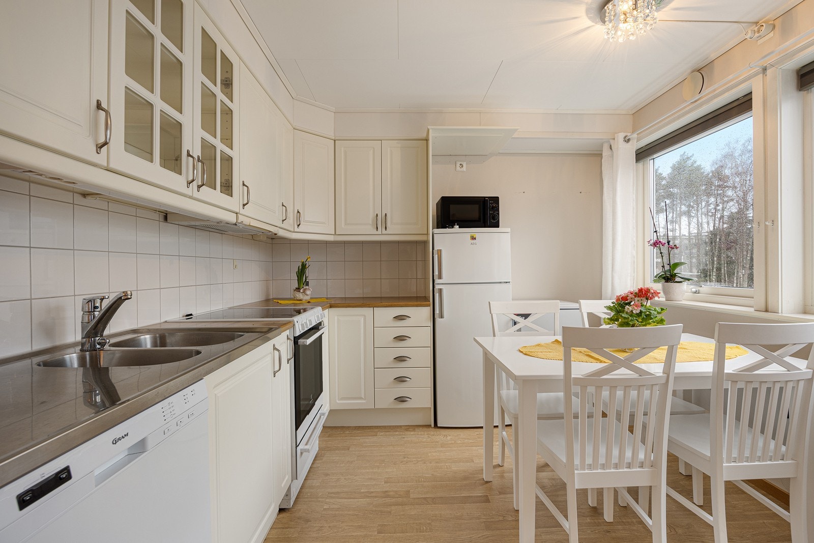 Innredningen har overskap med toppforing til tak, hvite profilfronter, vitrineskap, trehvite laminatbenkeplater, og heldekkende stålbeslag med dobbel oppvaskkum. Videre er det ventilator, nisje for komfyr, plass for kjøleskap og opplegg for oppvaskmaskin. Galleribilde