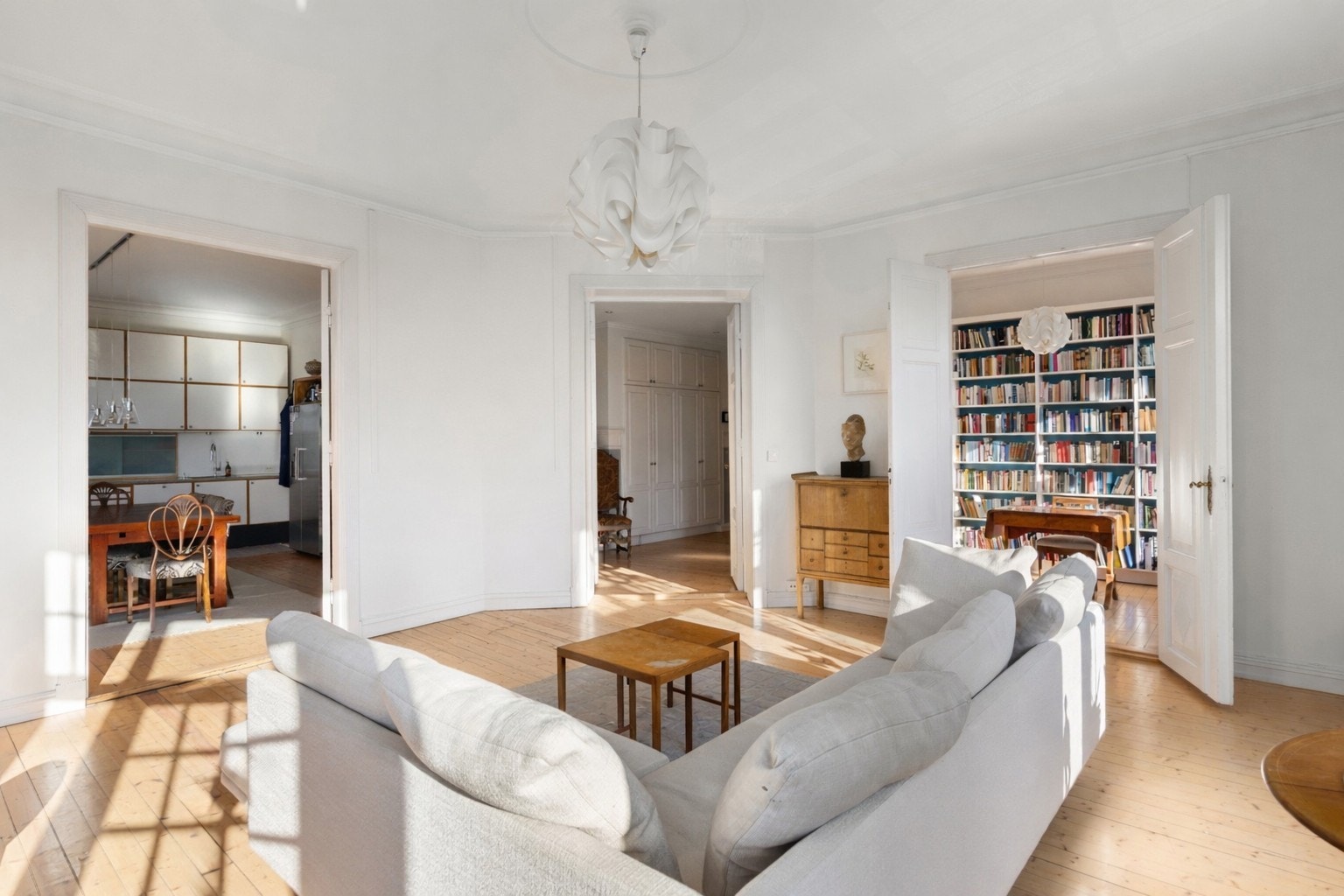 Det er meget god takhøyde og store vindusflater fra tre sider, med et utrolig lys i leiligheten Galleribilde